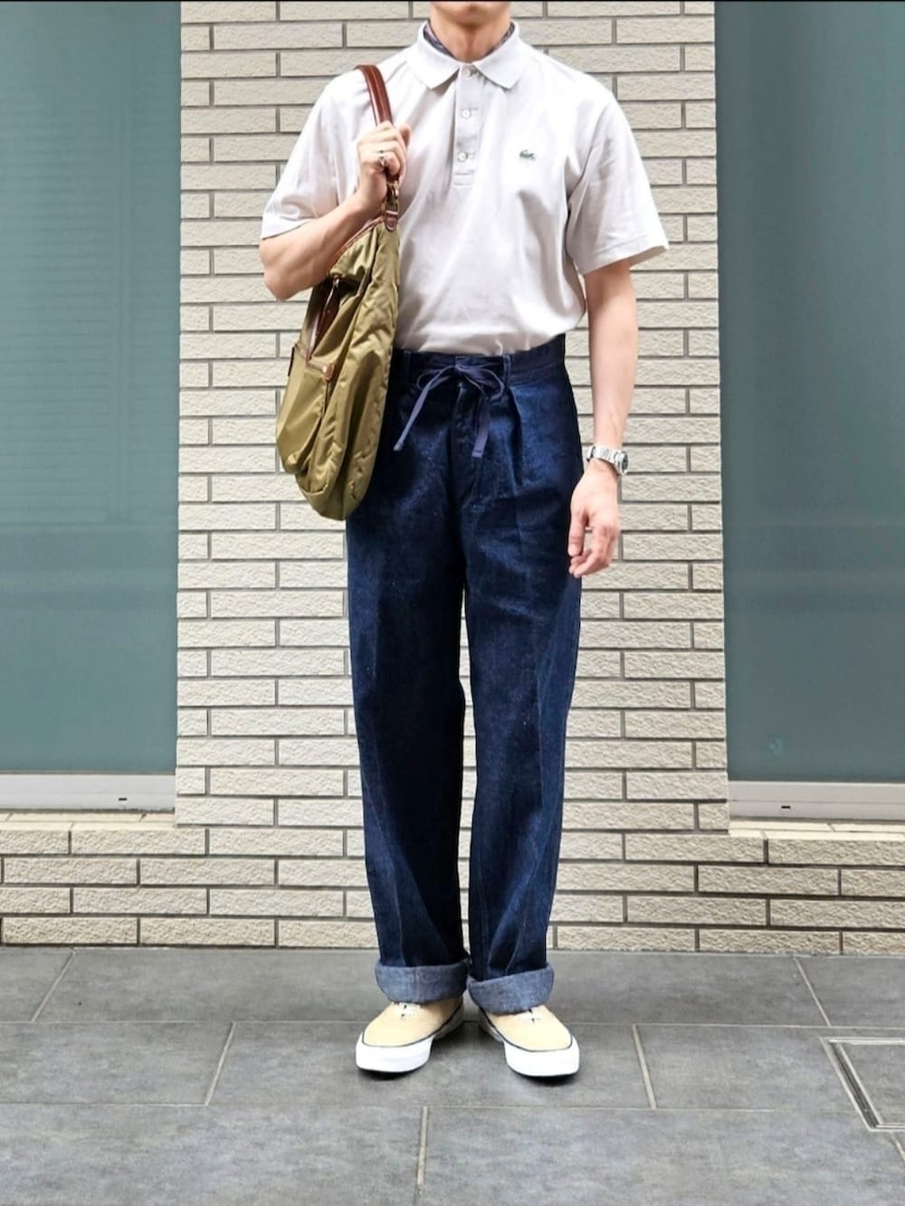 「今日のコーデ、大人カジュアル、休日コーデ、ポロシャツ、スニーカー、デニムパンツ、ネッカチーフ、初老のこうでねぇと、さらっと晴れやかスナップ、きれいめカジュアル」｜「LACOSTEのLACOSTE PH953 エクリュ USED（ポロシャツ、ホワイト系）」を使った、D・BLUEさん（メンズ・170cm）の夏コーディネートの2枚目の写真