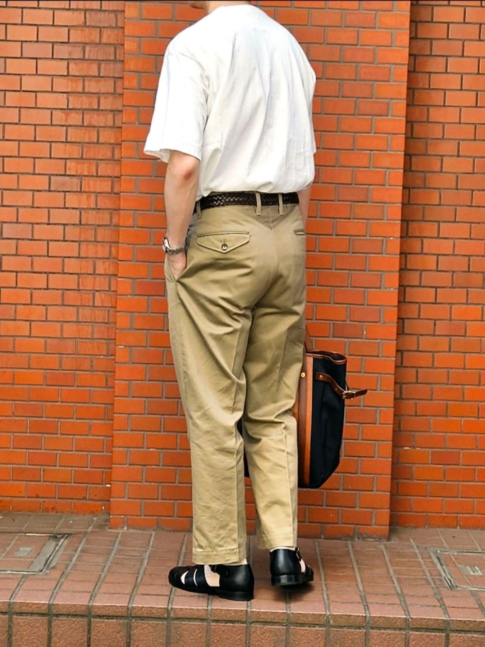 「白Tシャツ、きれいめカジュアル、夏だ!Tシャツ着よう!、大人カジュアル、休日コーデ、めがね、グルカサンダル、チノパン、トートバッグ、ポケットTシャツ、初老のこうでねぇと」|「M.I.D.AのM.I.D.A ヘビーウェイト ポケットT(Tシャツ/カットソー、ホワイト系)」を使った、D・BLUEさん(メンズ・170cm)の夏コーディネートの2枚目の写真