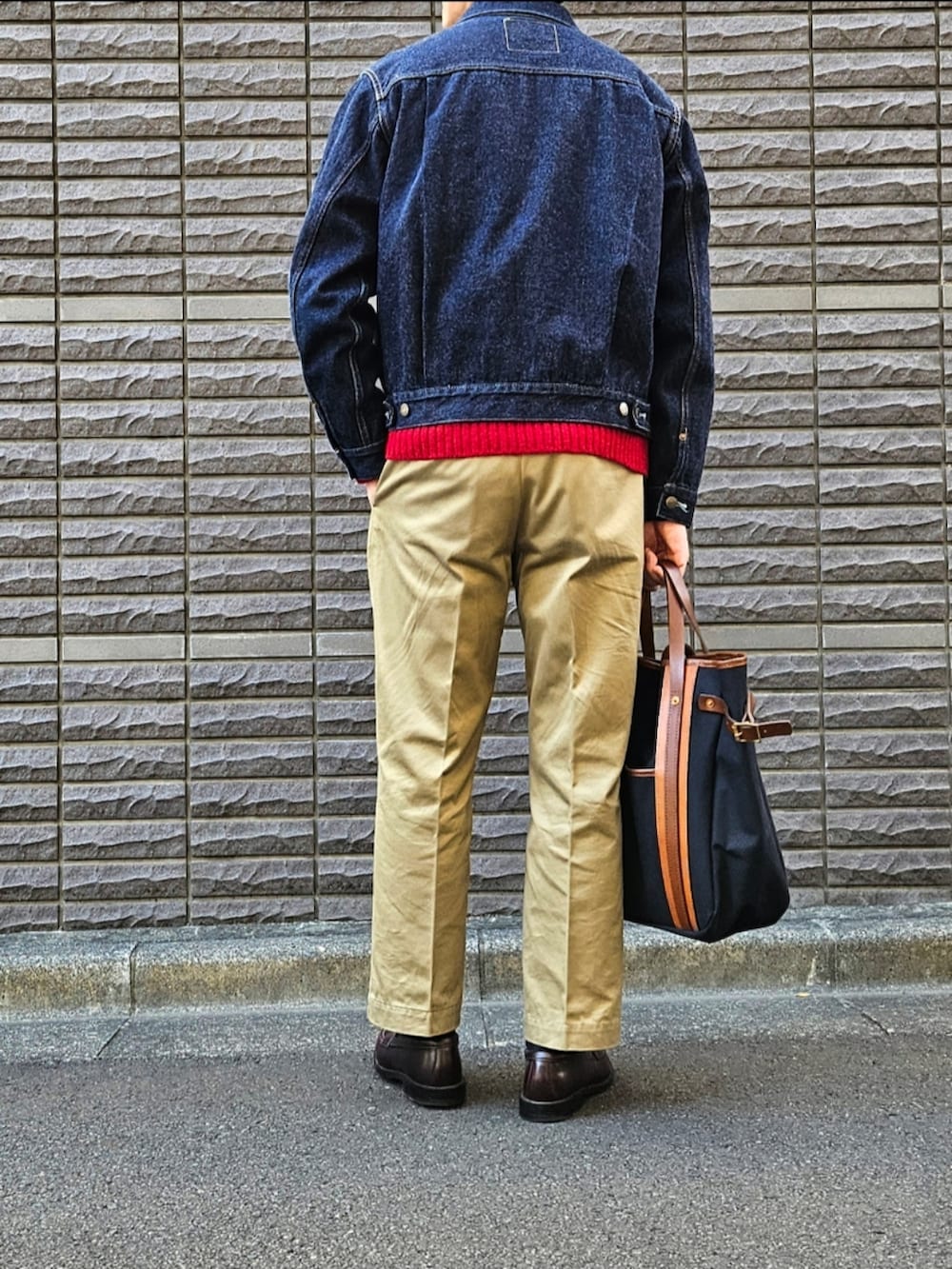 「大人コーデ、きれいめカジュアル、ootd、デニムジャケット、チノパン、革靴、トートバッグ、カーディガン、赤、トラッド、初老のこうでねぇと」｜「LEVI'S VINTAGE CLOTHINGのLEVI'S VINTAGE CLOTHING 1953 TYPE II トラッカージャケット 日本製（デニムジャケット、ブルー系）」を使った、D・BLUEさん（メンズ・170cm）の春コーディネートの3枚目の写真