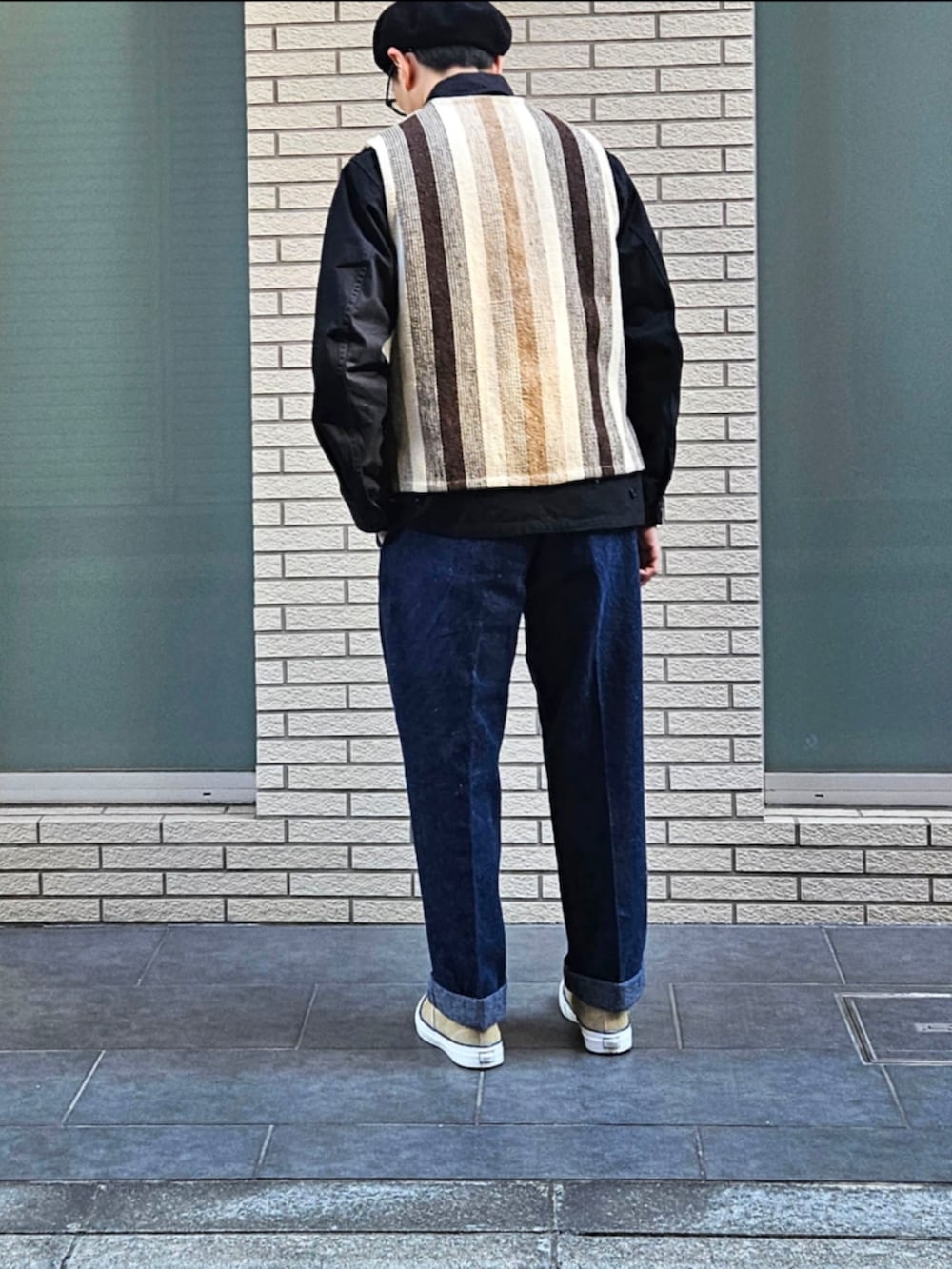「ベレー帽×メガネ、チマヨベスト、スカーフ、デニムパンツ、大人カジュアル、メンズファッション、休日コーデ、初老のこうでねぇと、スニーカー、レイヤードスタイル」|「TRUJILLO'SのTRUJILLO'S old coinsコンチョボタン チマヨベスト USED(ベスト、ベージュ系)」を使った、D・BLUEさん(メンズ・170cm)の春コーディネートの2枚目の写真