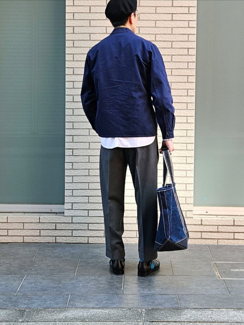 「スカーフ、メンズファッション、大人カジュアル、休日コーデ、ワークジャケット、トートバッグ、ベレー帽×メガネ、初老のこうでねぇと、スラックス、グルカサンダル、フレンチカジュアル」｜「Euro Vintage のEuro Vintage 90' ジャーマンワークジャケット NAVYヘリンボーン（カバーオール、ブルー系）」を使った、D・BLUEさん（メンズ・170cm）の春コーディネートの3枚目の写真