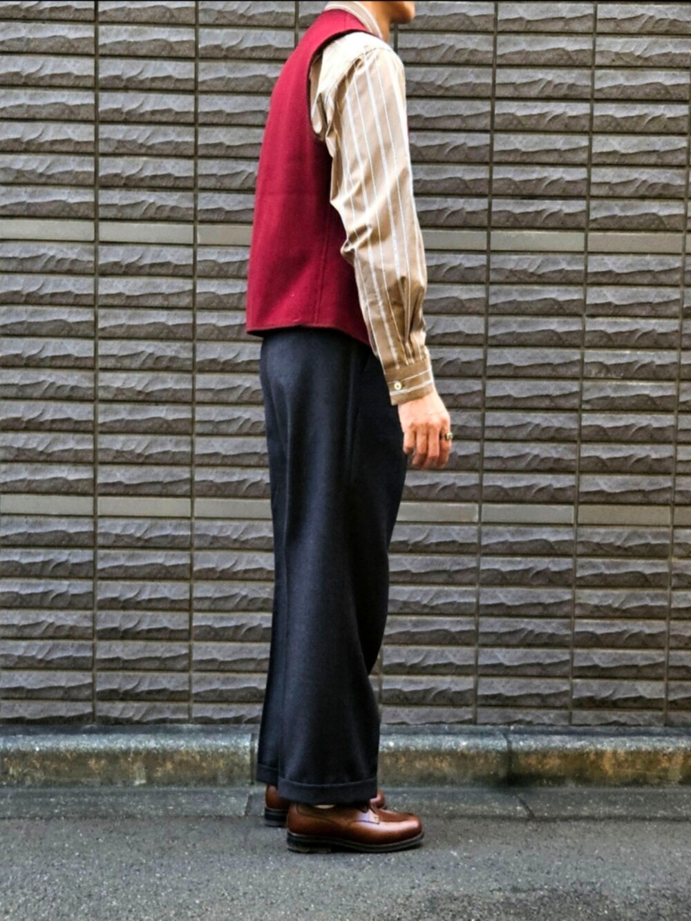 「ストライプシャツ、ベスト、ベレー帽、ブラウン、今日のコーデ、大人カジュアル、休日コーデ、ootd、初老のこうでねぇと、ニットタイ」｜「MARGARET HOWELLのMARGARET HOWELL コットンポプリンシャツ オルタネートストライプ（シャツ/ブラウス、ブラウン系）」を使った、D・BLUEさん（メンズ・170cm）の冬コーディネートの2枚目の写真