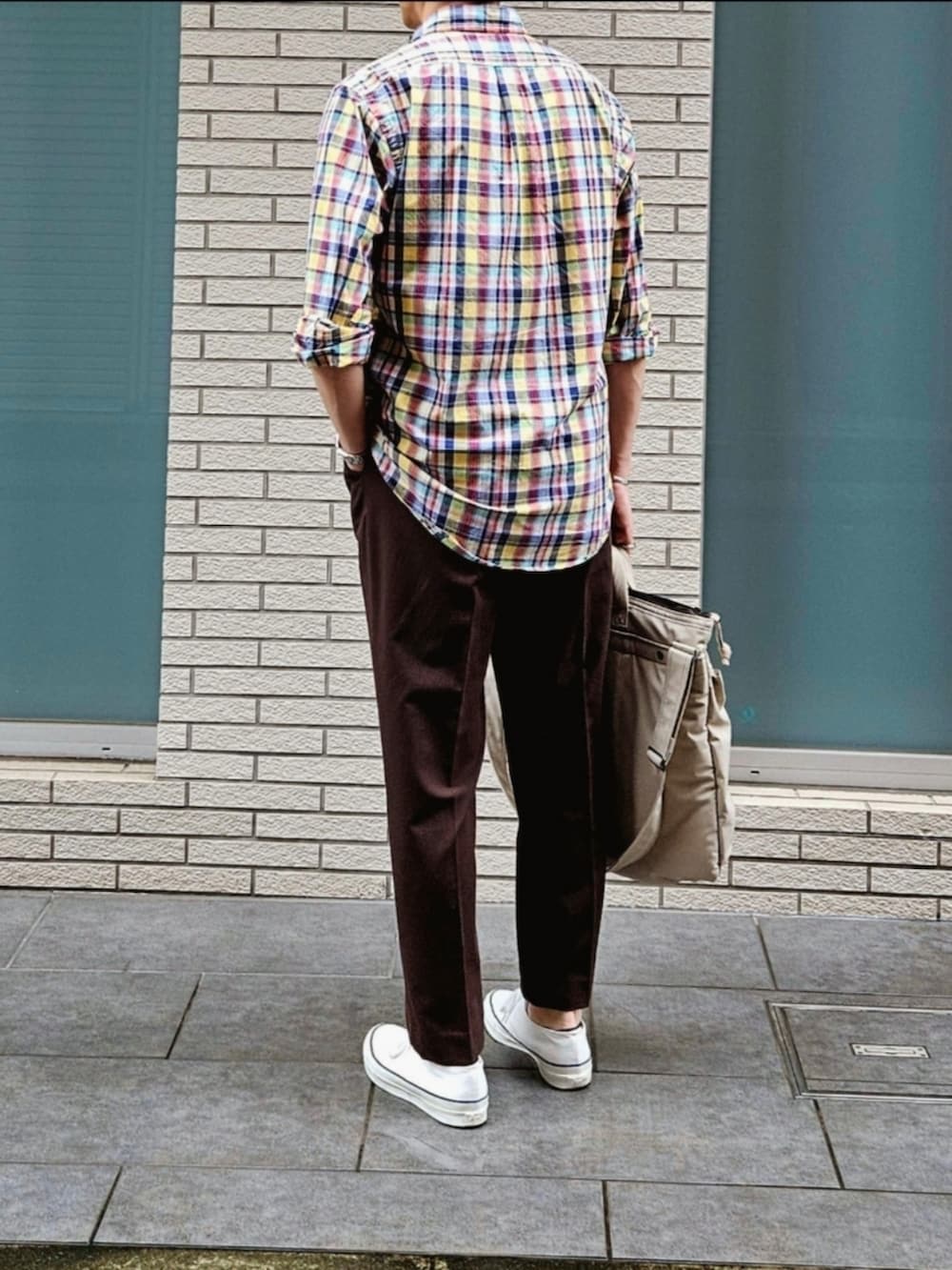 「古着MIX、今日のコーデ、大人カジュアル、休日コーデ、ootd、チェックシャツ、ヘルメットバッグ、白スニーカー、初老のこうでねぇと、トートバッグ」｜「RALPH LAURENのRALPH LAUREN マドラスチェックシャツ USED（シャツ/ブラウス、その他）」を使った、D・BLUEさん（メンズ・170cm）の夏コーディネートの2枚目の写真