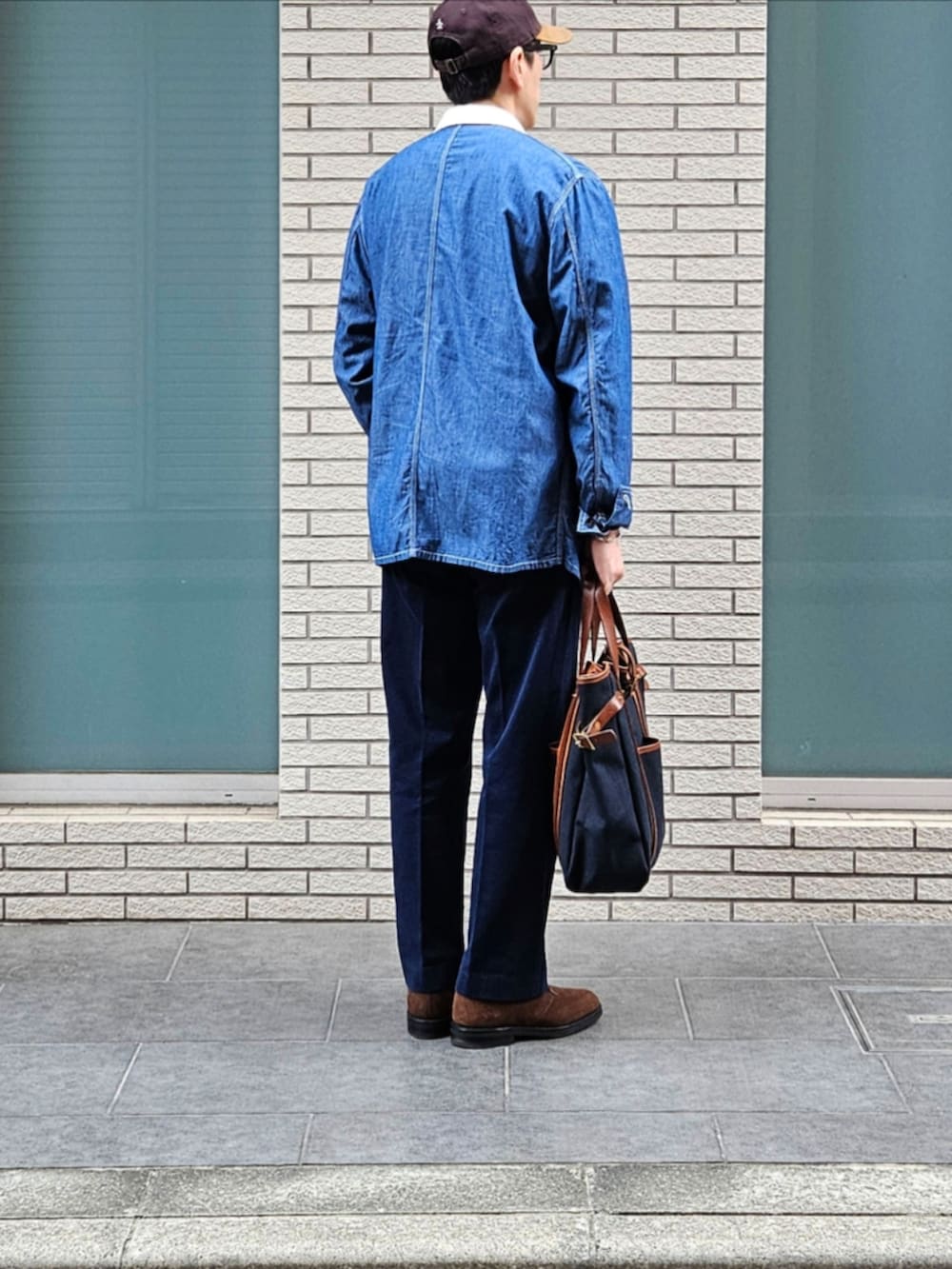 ブルー系のカバーオール、ブルー系のスウェット、ブルー系のチノパンツを着用したメンズの秋コーディネートの3枚目の写真