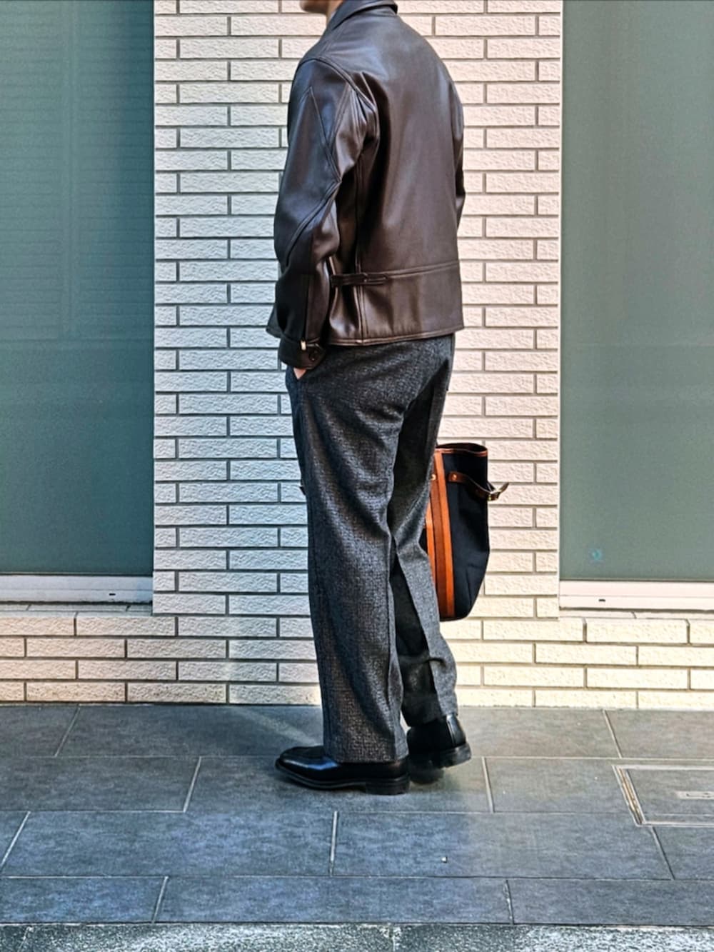 ブラウン系のミリタリージャケット、その他のネクタイ、グレー系のその他パンツを着用したメンズの秋コーディネートの3枚目の写真