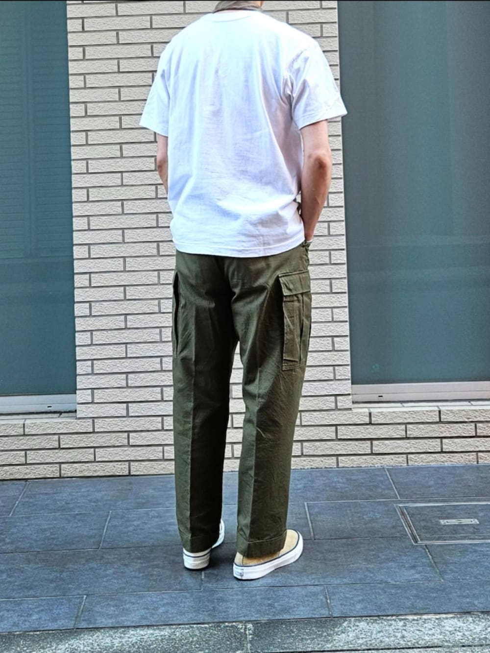 「休日スタイル、夏コーデ、今日のコーデ、大人カジュアル、白Tシャツ、カーゴパンツ、デッキシューズ、スニーカー、ootd、初老のこうでねぇと、ネッカチーフ」｜「HANESの"SHIRO" 少し生成りがかった白（Tシャツ/カットソー、ホワイト系）」を使った、D・BLUEさん（メンズ・170cm）の夏コーディネートの3枚目の写真