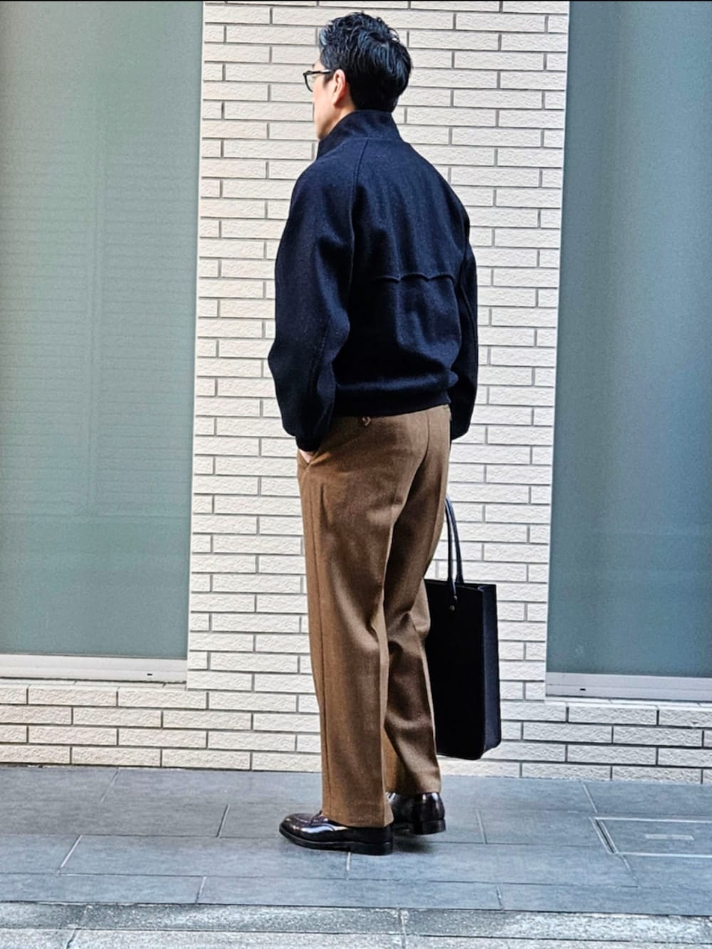 「今日のコーデ、大人カジュアル、休日コーデ、G9、バラクータ、シンプルスタイル、スラックス、トートバッグ、初老のこうでねぇと」｜「BARACUTAのBARACUTA G9 80-90’ｓAEROジップ ウールハリントンジャケット ダークネイビー USED（ブルゾン、ブルー系）」を使った、D・BLUEさん（メンズ・170cm）の冬コーディネートの3枚目の写真