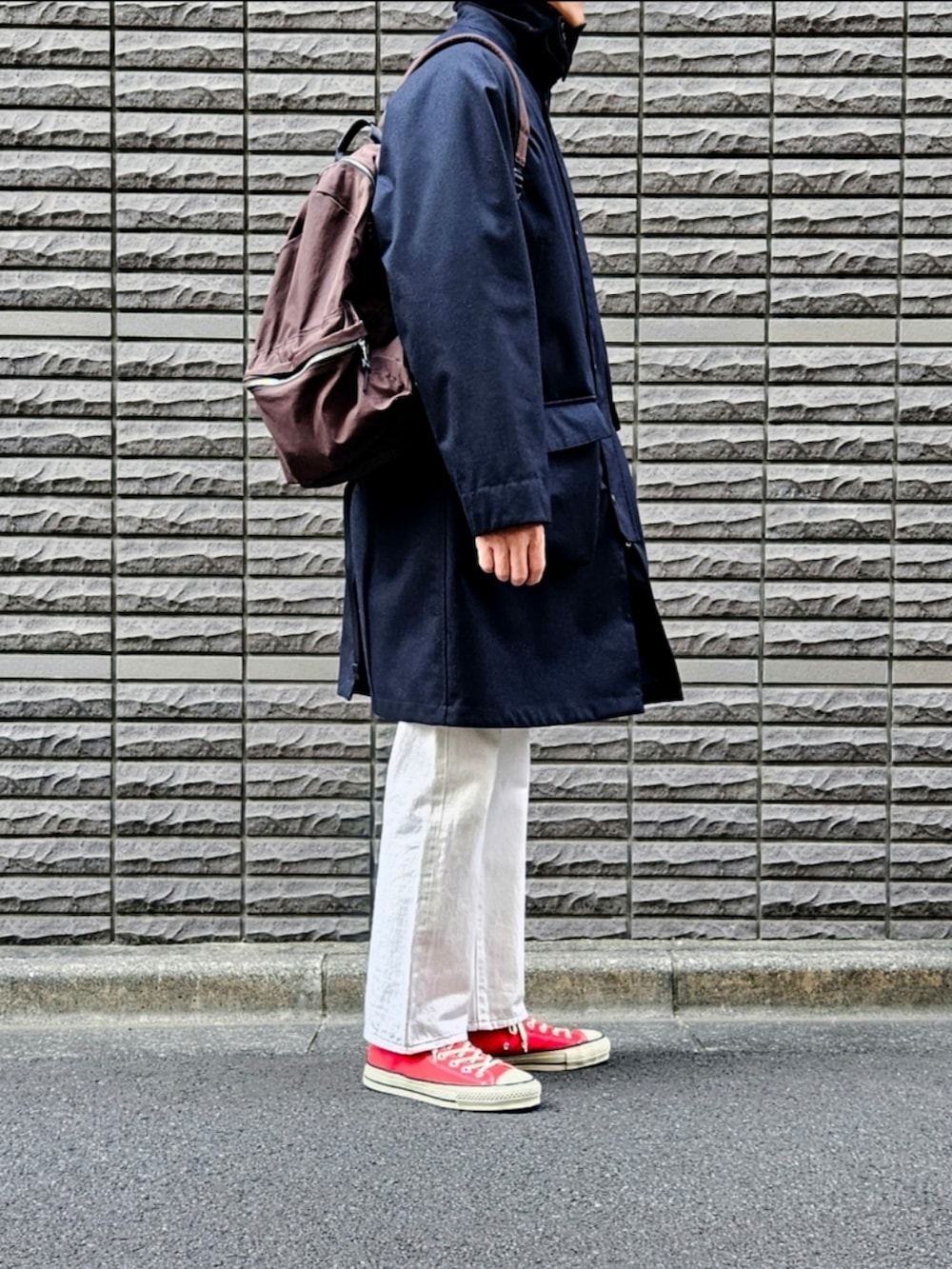 「コート、ホワイトデニム、コンバース、赤、リュック、シンプルコーデ、メンズコーデ、大人カジュアル、大人コーデ、ootd、メンズファッション、初老のこうでねぇと」|「STILL BY HANDのSTILL BY HAND 3レイヤーウール 一枚袖Aラインフィールドコート Dark Navy(ステンカラーコート、ブルー系)」を使った、D・BLUEさん(メンズ・170cm)の冬コーディネートの2枚目の写真