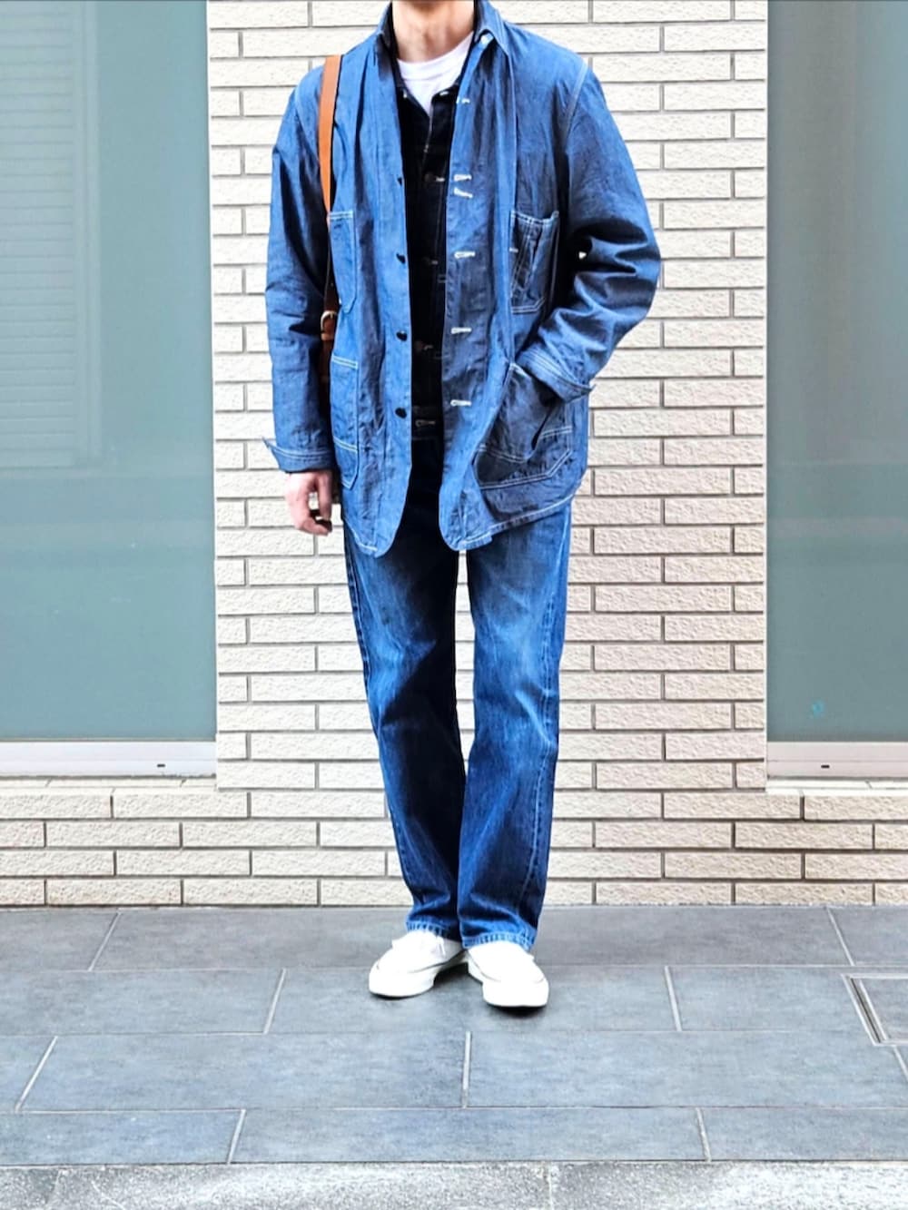 「メンズファッション、休日コーデ、大人カジュアル、カバーオール、デニムジャケット、デッキシューズ、シャンブレー、ショルダーバッグ、リーバイス、初老のこうでねぇと、キャップ、最近のいい感じコーデ」｜「Bon Vieux のBon Vieux detachable collar シャンブレーカバーオール（カバーオール、ブルー系）」を使った、D・BLUEさん（メンズ・170cm）の春コーディネートの2枚目の写真