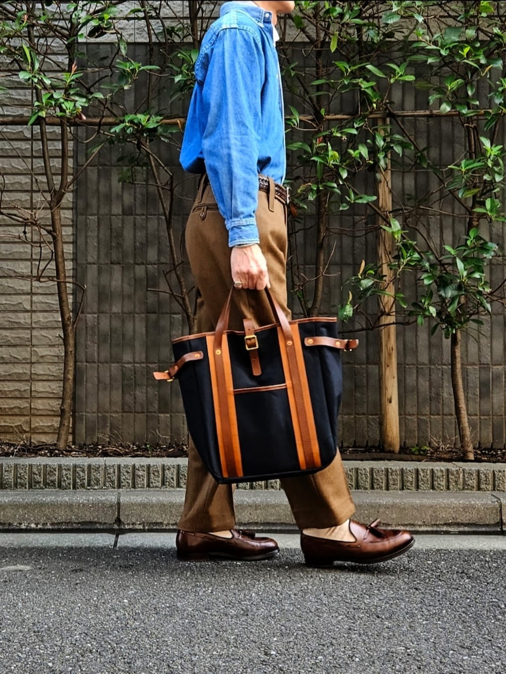 「休日コーデ、メンズコーデ、大人カジュアル、大人コーデ、ootd、メンズファッション、ミリタリーパンツ、ウールパンツ、ネッカチーフ、デニムシャツ、シャツスタイル、初老のこうでねぇと」|「POLO COUNTRY 90’sのPOLO COUNTRY 90’sデニムB.Dシャツ USED(シャツ/ブラウス、ブルー系)」を使った、D・BLUEさん(メンズ・170cm)の秋コーディネートの2枚目の写真