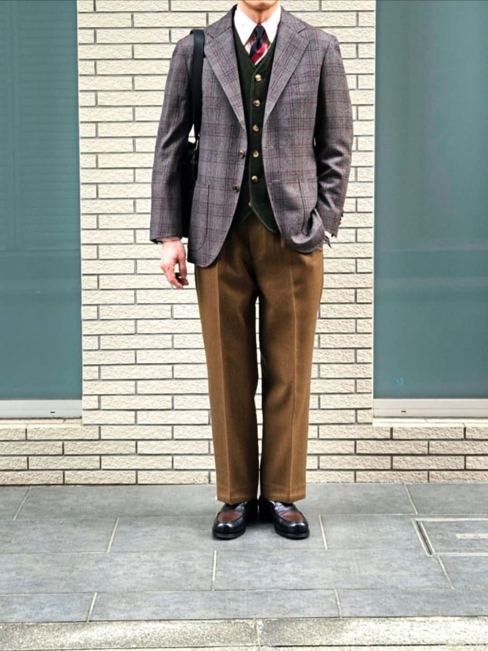 「テーラードジャケット、シャツ、ネクタイ、ベレー帽×メガネ、ローファー、古着MIX、大人カジュアル、休日コーデ、春コーデ、初老のこうでねぇと、ミリタリーパンツ、春めき満開コーデ」|「SILLAGE RAFFINATA by LECTEURのDRAPERSの120'sWoolを使用したビスポーク品 袖短い USED(テーラードジャケット、ブラウン系)」を使った、D・BLUEさん(メンズ・170cm)の春コーディネートの2枚目の写真