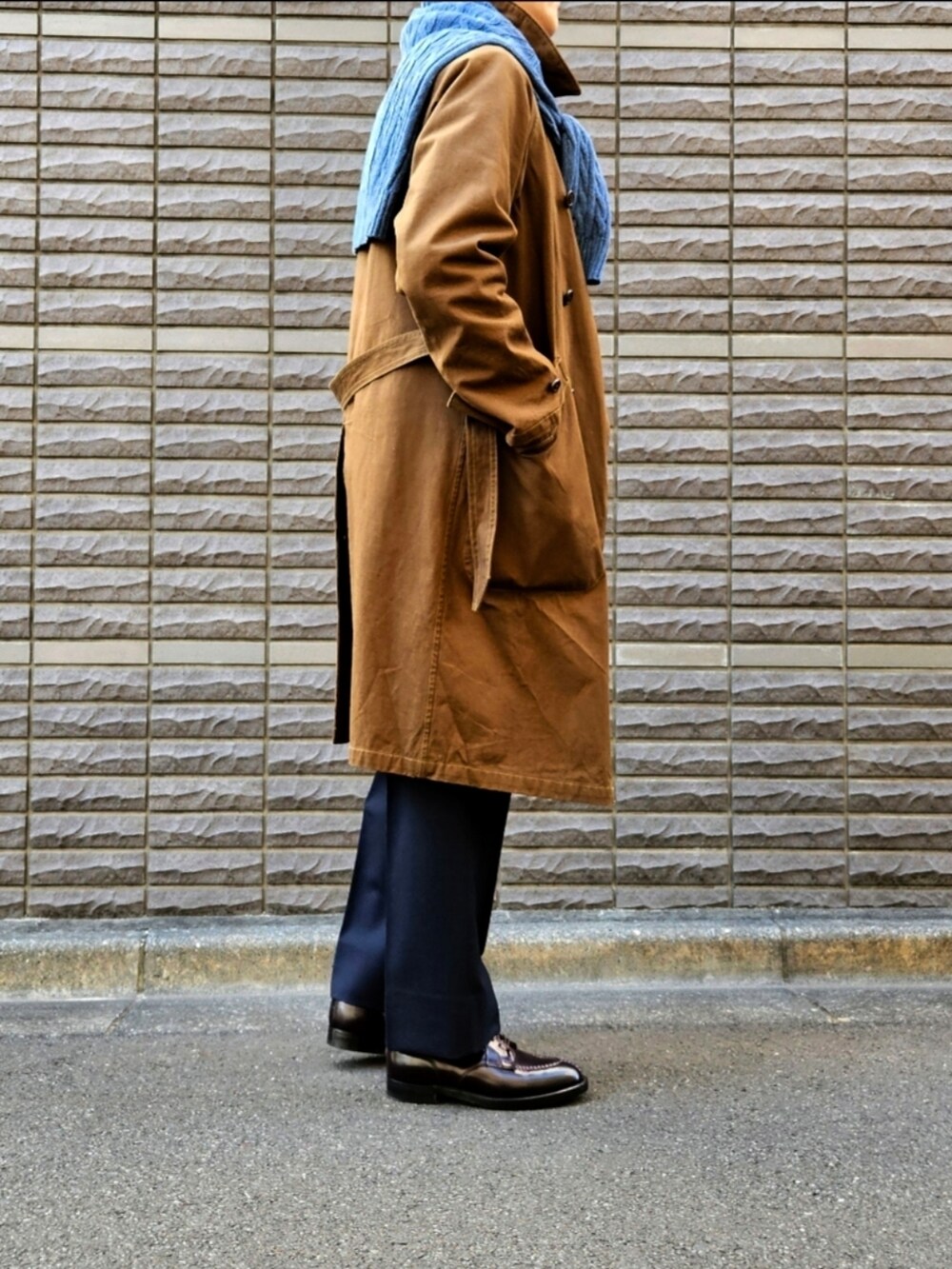 「休日スタイル、大人コーデ、古着MIX、休日コーデ、コート、肩掛け、ootd、メンズコーデ、デニムジャケット、初老のこうでねぇと」|「COHERENCEのCOHERENCE アトリエコート MITSOU USED(その他アウター、ブラウン系)」を使った、D・BLUEさん(メンズ・170cm)の冬コーディネートの2枚目の写真