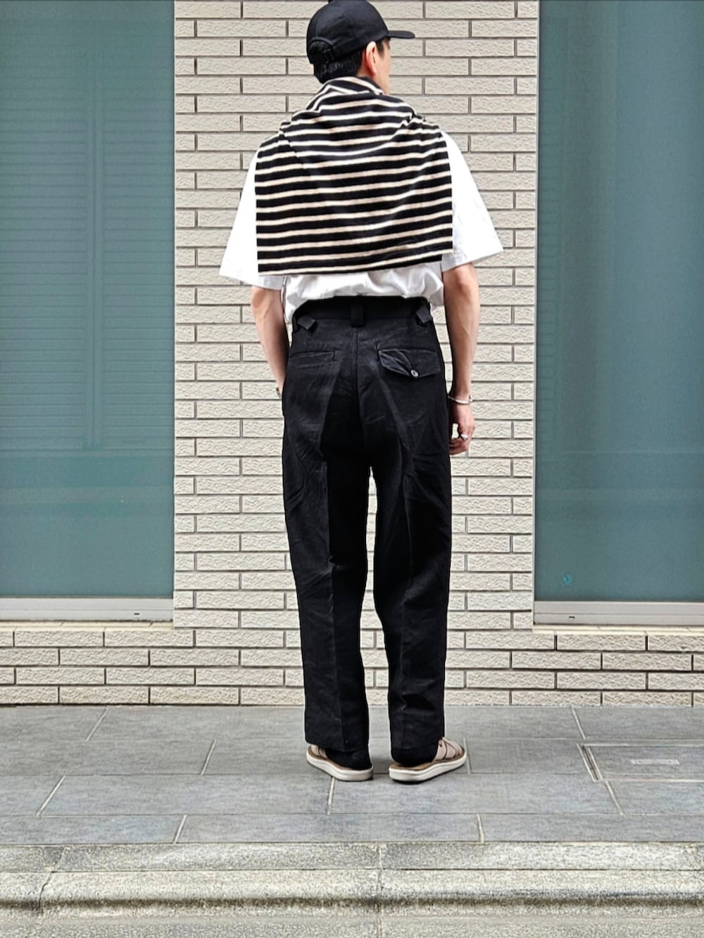 「キャップ、白Tシャツ、肩掛け、バスクシャツ、リネンパンツ、サンダル、大人カジュアル、初老のこうでねぇと、シンプル、モノトーン、メガネ男子」|「AUBERGEのAUBERGE COCO ブラック×ベージュ ブルトンシャツ USED (Tシャツ/カットソー、ブラック系)」を使った、D・BLUEさん(メンズ・170cm)の夏コーディネートの3枚目の写真