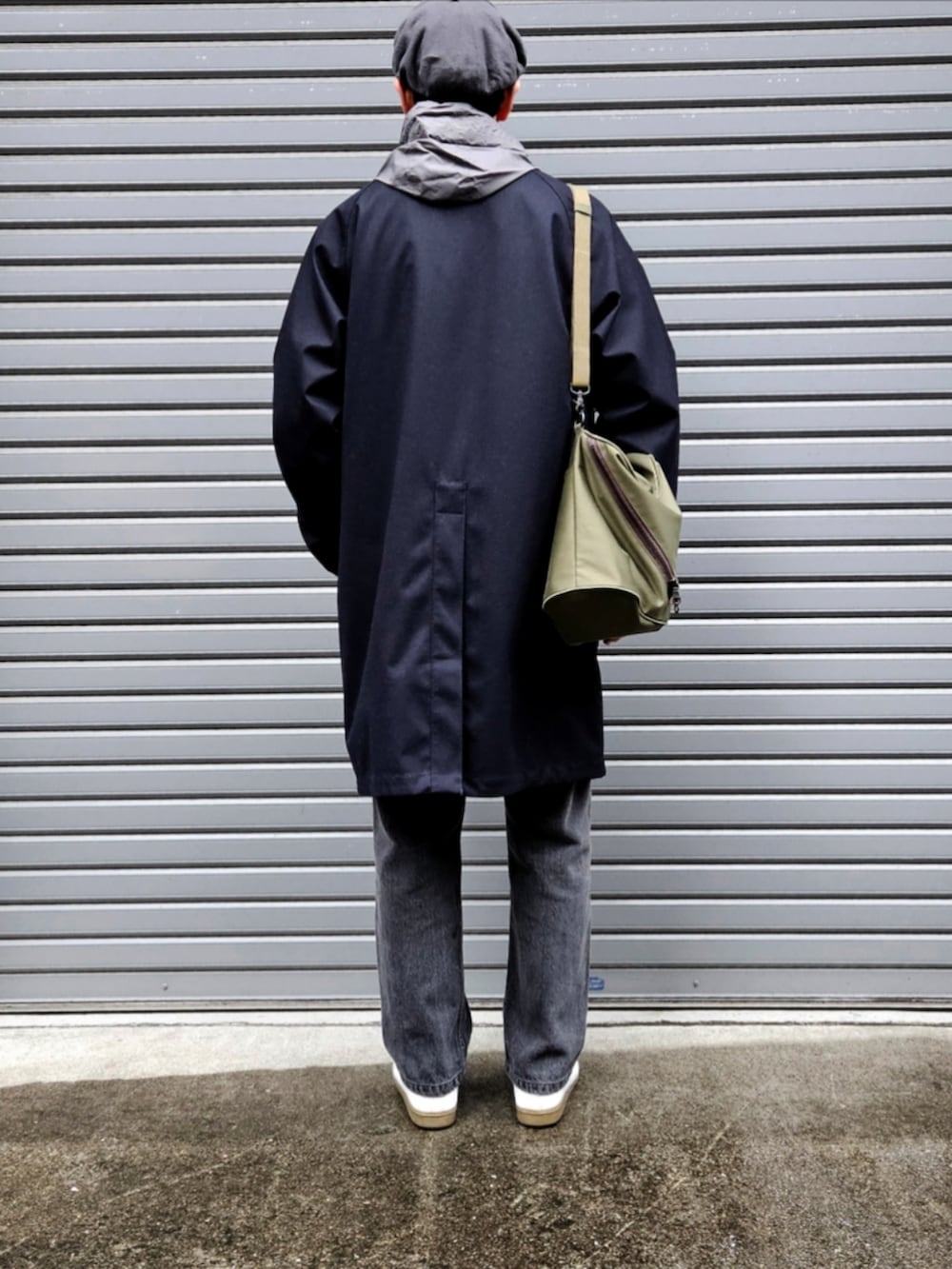 「古着MIX、ベレー帽×メガネ、アノラックパーカー、メンズファッション、大人カジュアル、休日コーデ、雨の日コーデ、初老のこうでねぇと、ジャーマントレーナー、ブラックデニム」|「STILL BY HANDのSTILL BY HAND 3レイヤーウール 一枚袖Aラインフィールドコート Dark Navy(ステンカラーコート、ブルー系)」を使った、D・BLUEさん(メンズ・170cm)の春コーディネートの2枚目の写真