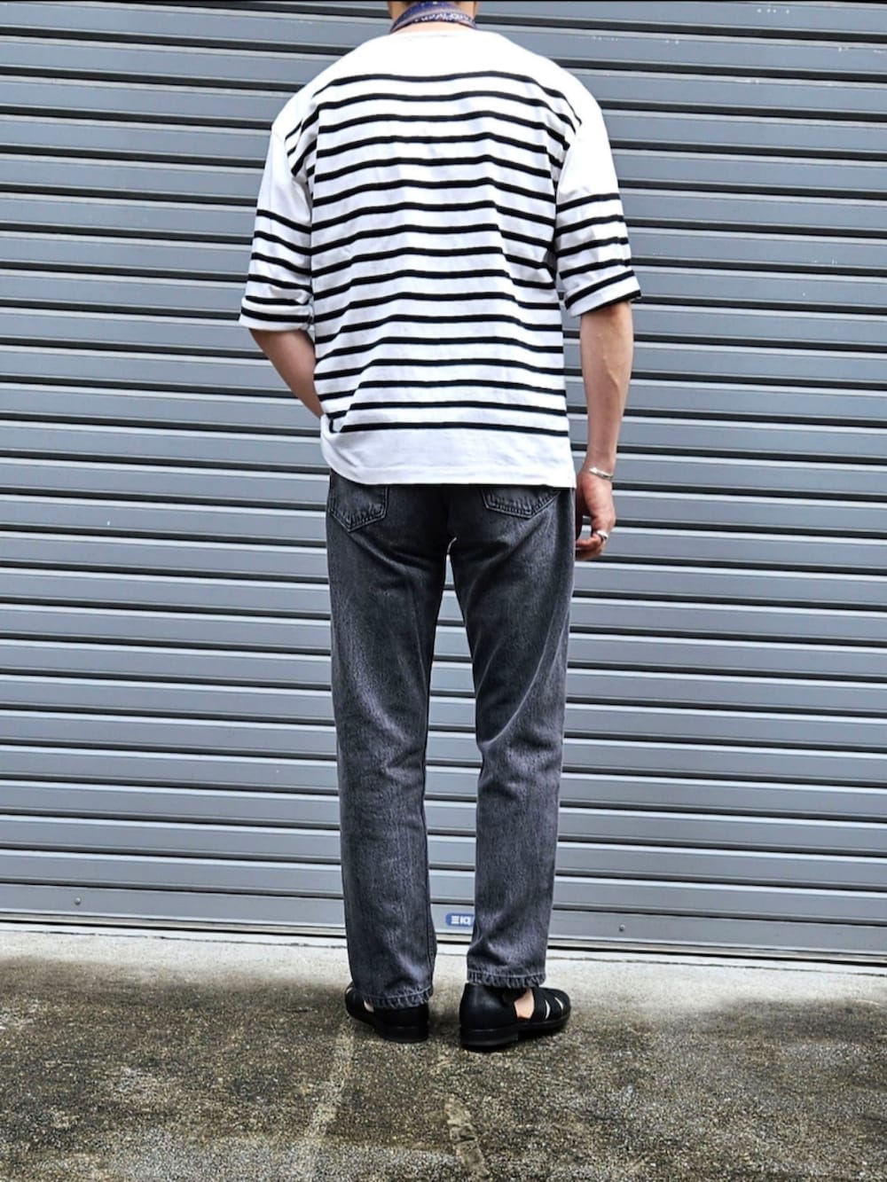 「古着MIX、ボーダー、バスクシャツ、今日のコーデ、大人カジュアル、休日コーデ、ブラックデニム、ootd、ネッカチーフ、初老のこうでねぇと」｜「FRANCO BASSIのFRANCO BASSI シルクチーフ　ネッカチーフとして（ポケットチーフ、ブルー系）」を使った、D・BLUEさん（メンズ・170cm）の夏コーディネートの3枚目の写真