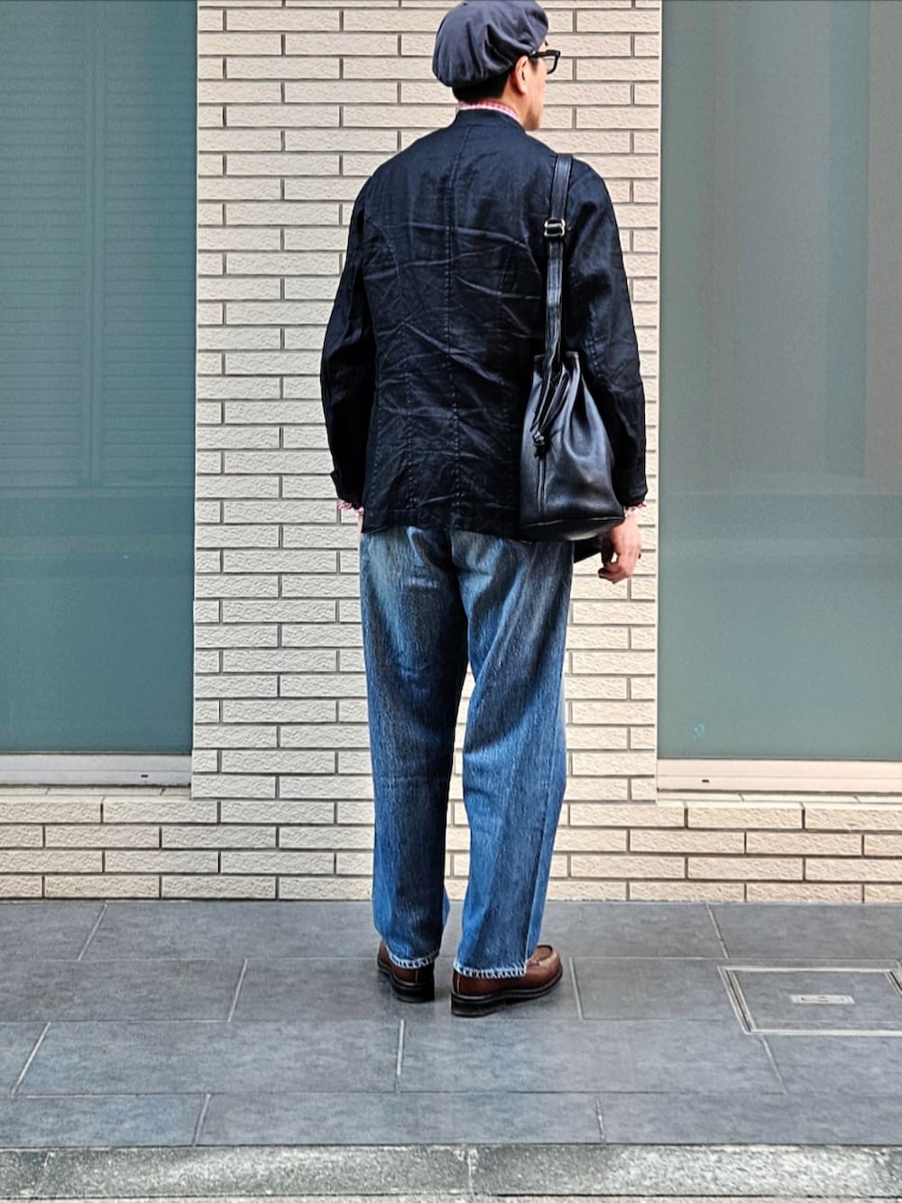 ブラック系のノーカラージャケット、レッド系のシャツ/ブラウス、ブラック系のネクタイを着用したメンズの秋コーディネートの3枚目の写真