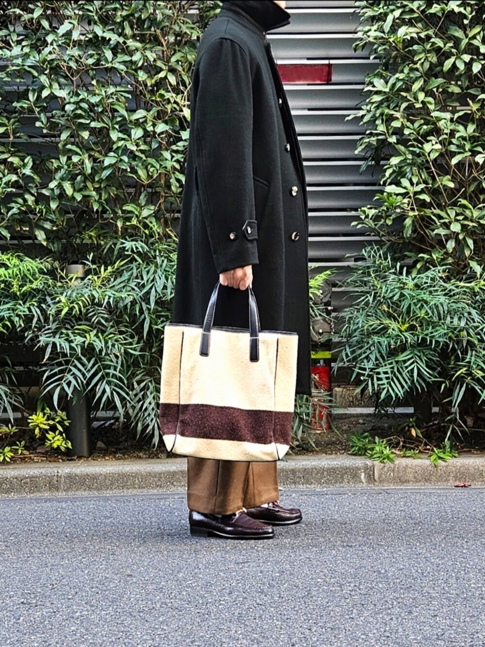 「メンズコーデ、大人コーデ、コート、今日のコーデ、休日コーデ、モスグリーン、ootd、スラックス、トートバッグ、タートルネック、初老のこうでねぇと」|「GRENFELLのGRENFELL バルカラーベルテッドコート KILBURN VULCANIZELONDON 別注 ダークカーキ(ステンカラーコート、グリーン系)」を使った、D・BLUEさん(メンズ・170cm)の冬コーディネートの2枚目の写真