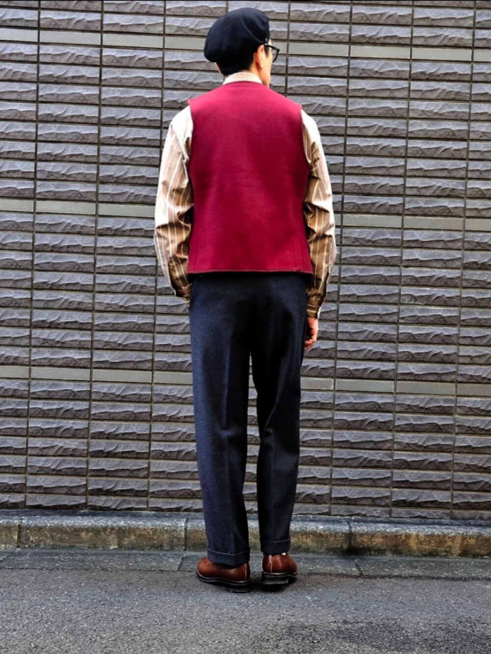 「ストライプシャツ、ベスト、ベレー帽、ブラウン、今日のコーデ、大人カジュアル、休日コーデ、ootd、初老のこうでねぇと、ニットタイ」｜「MARGARET HOWELLのMARGARET HOWELL コットンポプリンシャツ オルタネートストライプ（シャツ/ブラウス、ブラウン系）」を使った、D・BLUEさん（メンズ・170cm）の冬コーディネートの3枚目の写真