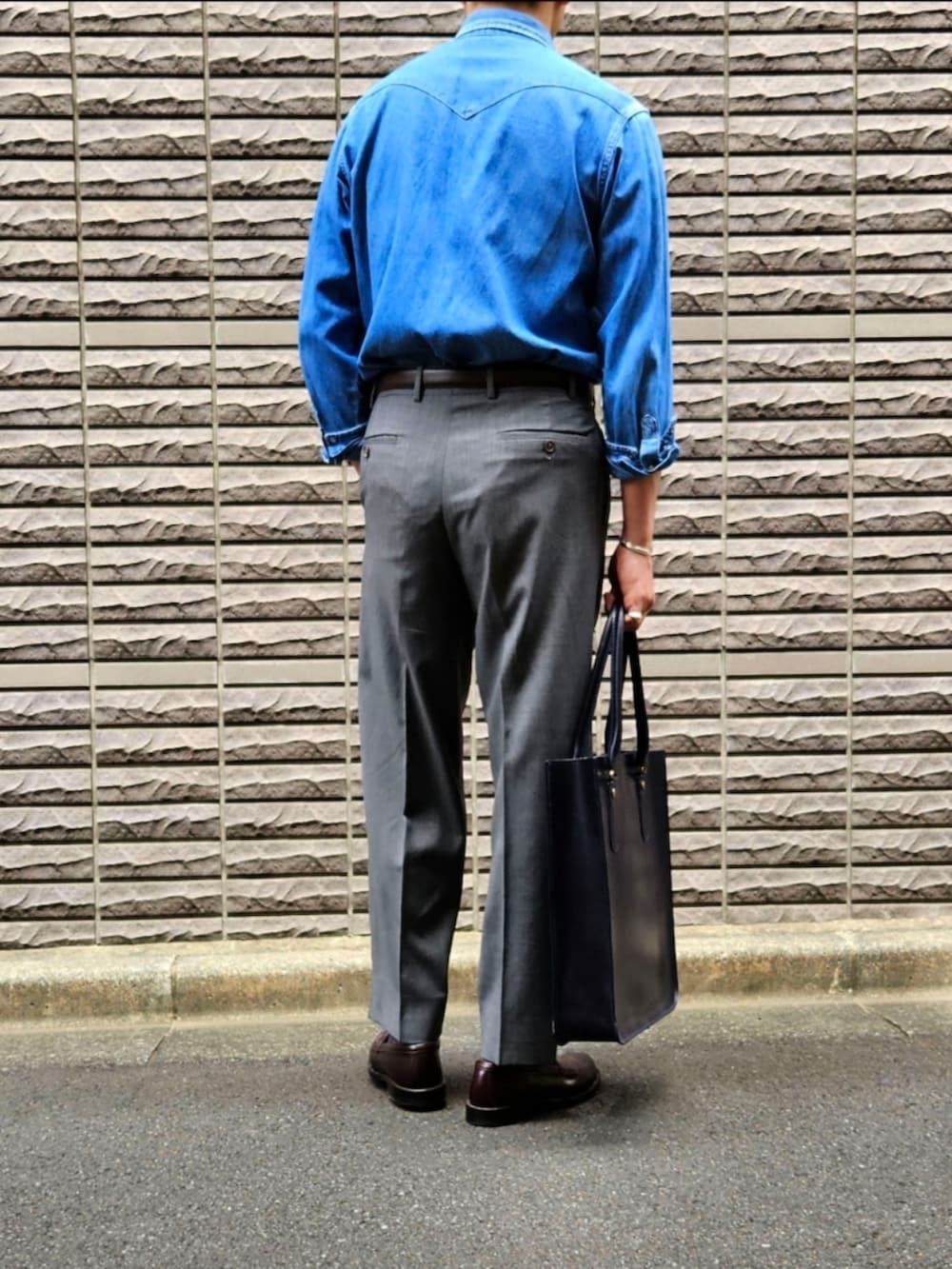 「ミックススタイル、初夏コーデ、大人カジュアル、ウエスタンシャツ、ローファー、スラックス、ネクタイ、トートバッグ、ootd、初老のこうでねぇと」｜「Wrangler80'sのWrangler80's デニムウエスタンシャツ 80's USA製 USED（シャツ/ブラウス、ブルー系）」を使った、D・BLUEさん（メンズ・170cm）の春コーディネートの3枚目の写真