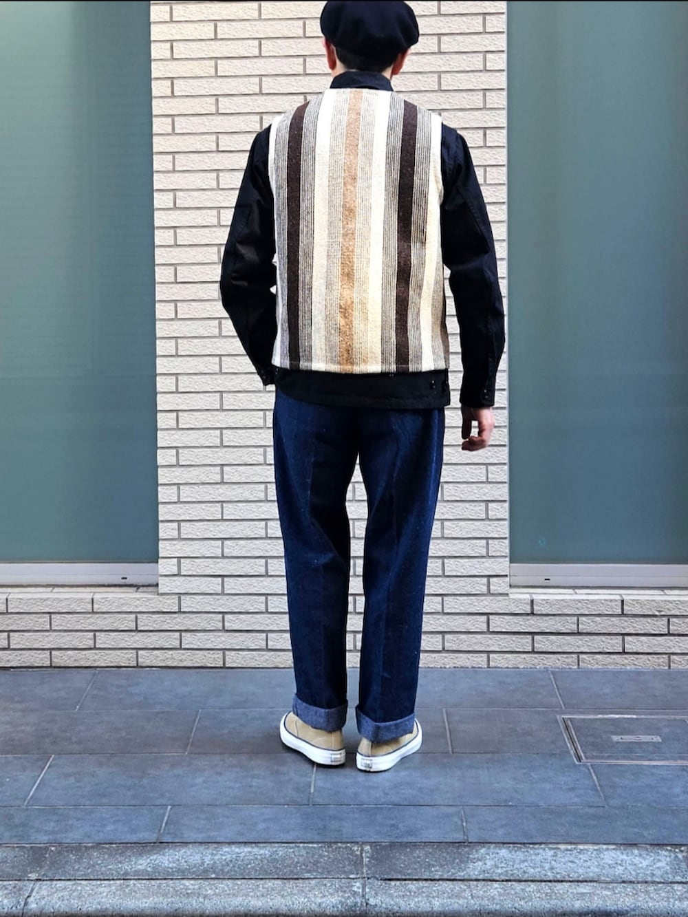 「ベレー帽×メガネ、チマヨベスト、スカーフ、デニムパンツ、大人カジュアル、メンズファッション、休日コーデ、初老のこうでねぇと、スニーカー、レイヤードスタイル」|「TRUJILLO'SのTRUJILLO'S old coinsコンチョボタン チマヨベスト USED(ベスト、ベージュ系)」を使った、D・BLUEさん(メンズ・170cm)の春コーディネートの3枚目の写真