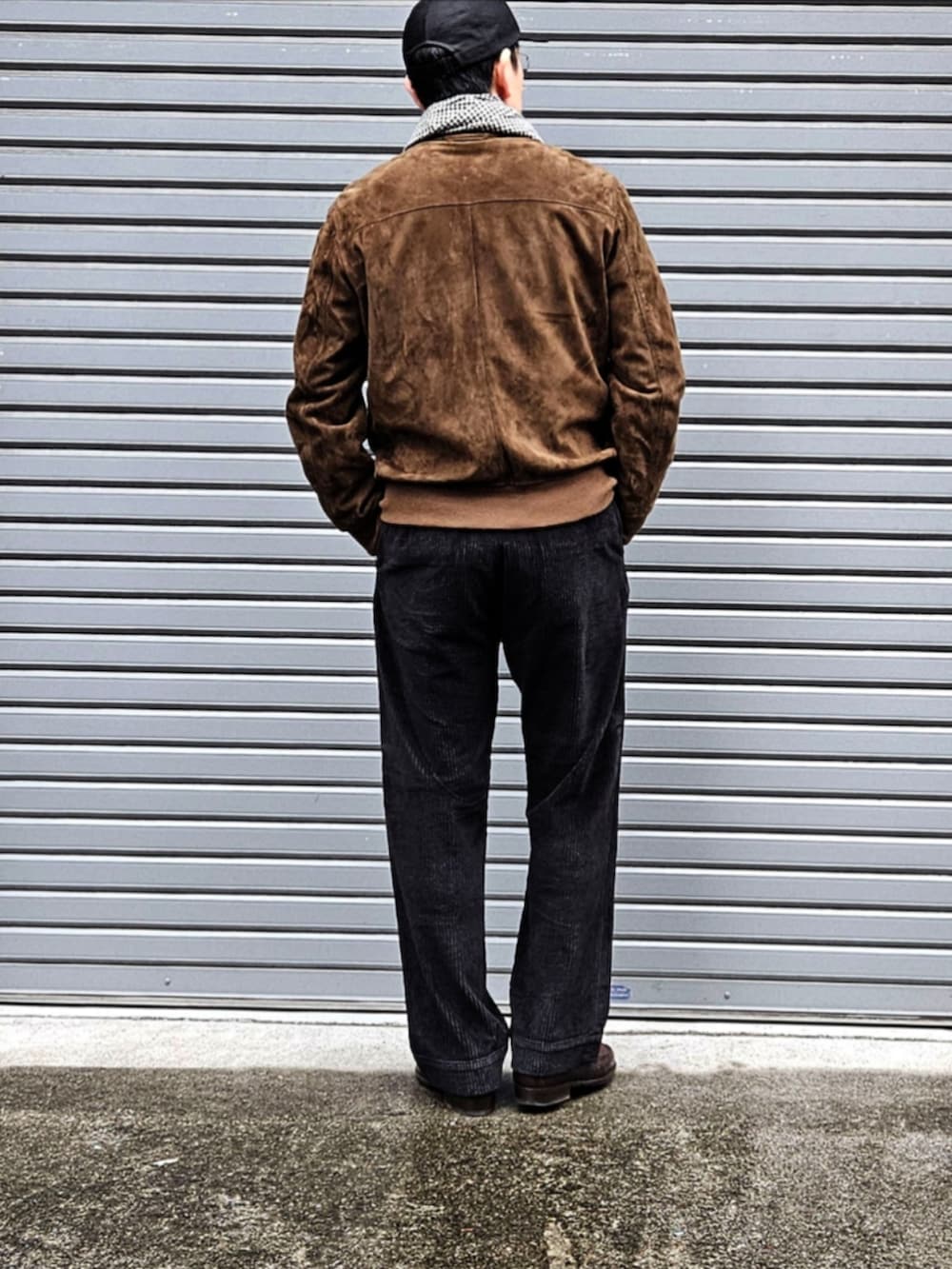 ブラウン系のブルゾン、グリーン系のシャツ/ブラウス、ブラック系のその他パンツを着用したメンズの秋コーディネートの2枚目の写真