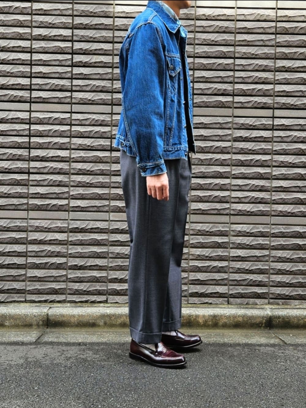 「メンズファッション、オトナカジュアル、休日スタイル、ootd、デニムジャケット、スラックス、革靴、ジージャン、リーバイス、初老のこうでねぇと」｜「Levi'sのLEVI'S 70505 4th bigE 60-70's Vintage（デニムジャケット、ブルー系）」を使った、D・BLUEさん（メンズ・170cm）の春コーディネートの2枚目の写真