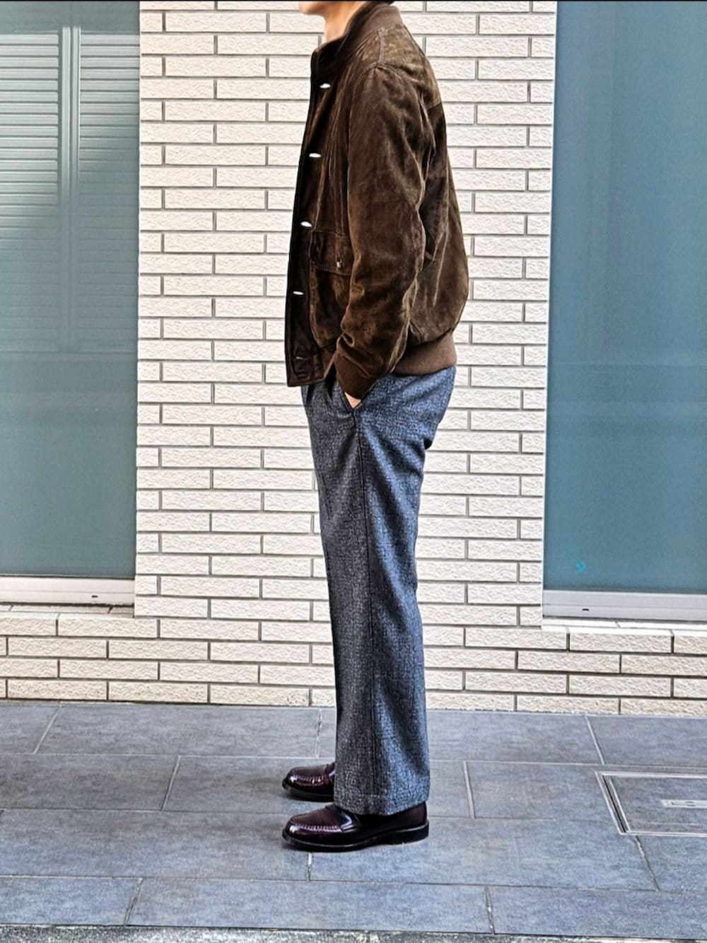 「スエード、グルカパンツ、ローファー、白シャツ、大人カジュアル、休日コーデ、レザー、ブラウン、古着MIX、初老のこうでねぇと」｜「ENRICO MANDELLIのENRICOMANDELLI ヴァルスタリーノタイプ vintageスエードレザーブルゾン ブラウンカーキ（ブルゾン、ブラウン系）」を使った、D・BLUEさん（メンズ・170cm）の秋コーディネートの3枚目の写真