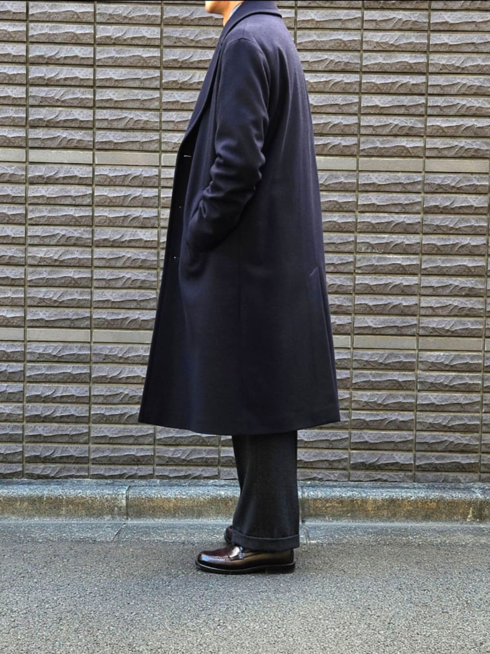 「きれいめカジュアル、オトナカジュアル、ジャケットスタイル、コート、スラックス、ニットタイ、ローファー、メンズコーデ、初老のこうでねぇと、ootd」｜「HEVOのHEVO アルスターベルテッドコート OSTUNI NAVY（チェスターコート、ブルー系）」を使った、D・BLUEさん（メンズ・170cm）の春コーディネートの3枚目の写真