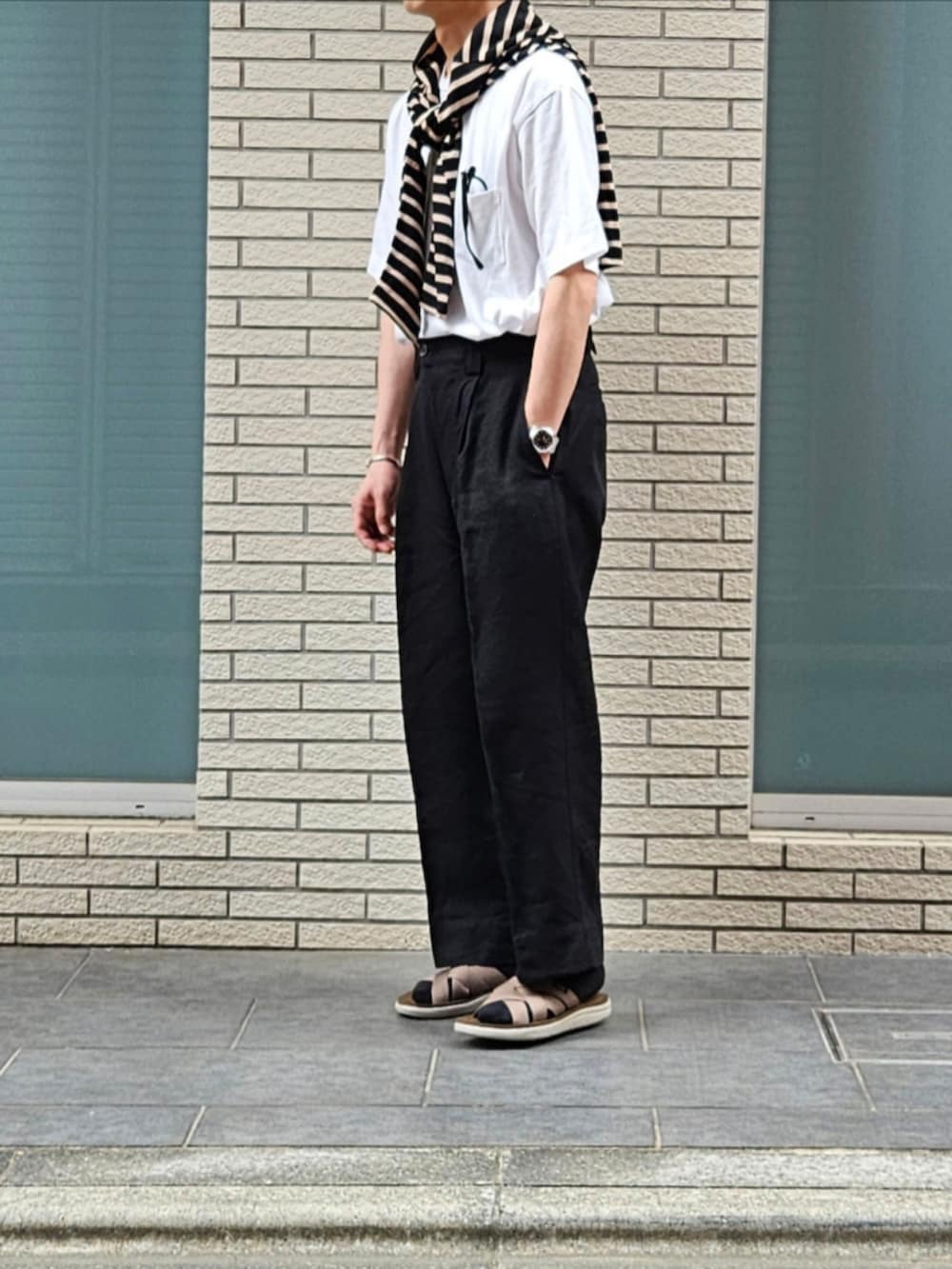 「キャップ、白Tシャツ、肩掛け、バスクシャツ、リネンパンツ、サンダル、大人カジュアル、初老のこうでねぇと、シンプル、モノトーン、メガネ男子」|「AUBERGEのAUBERGE COCO ブラック×ベージュ ブルトンシャツ USED (Tシャツ/カットソー、ブラック系)」を使った、D・BLUEさん(メンズ・170cm)の夏コーディネートの2枚目の写真