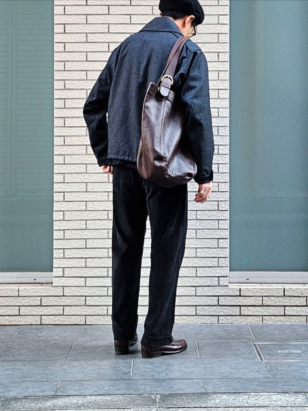 グレー系のミリタリージャケット、ブルー系のミリタリージャケット、レッド系のニット/セーターを着用したメンズの冬コーディネートの3枚目の写真