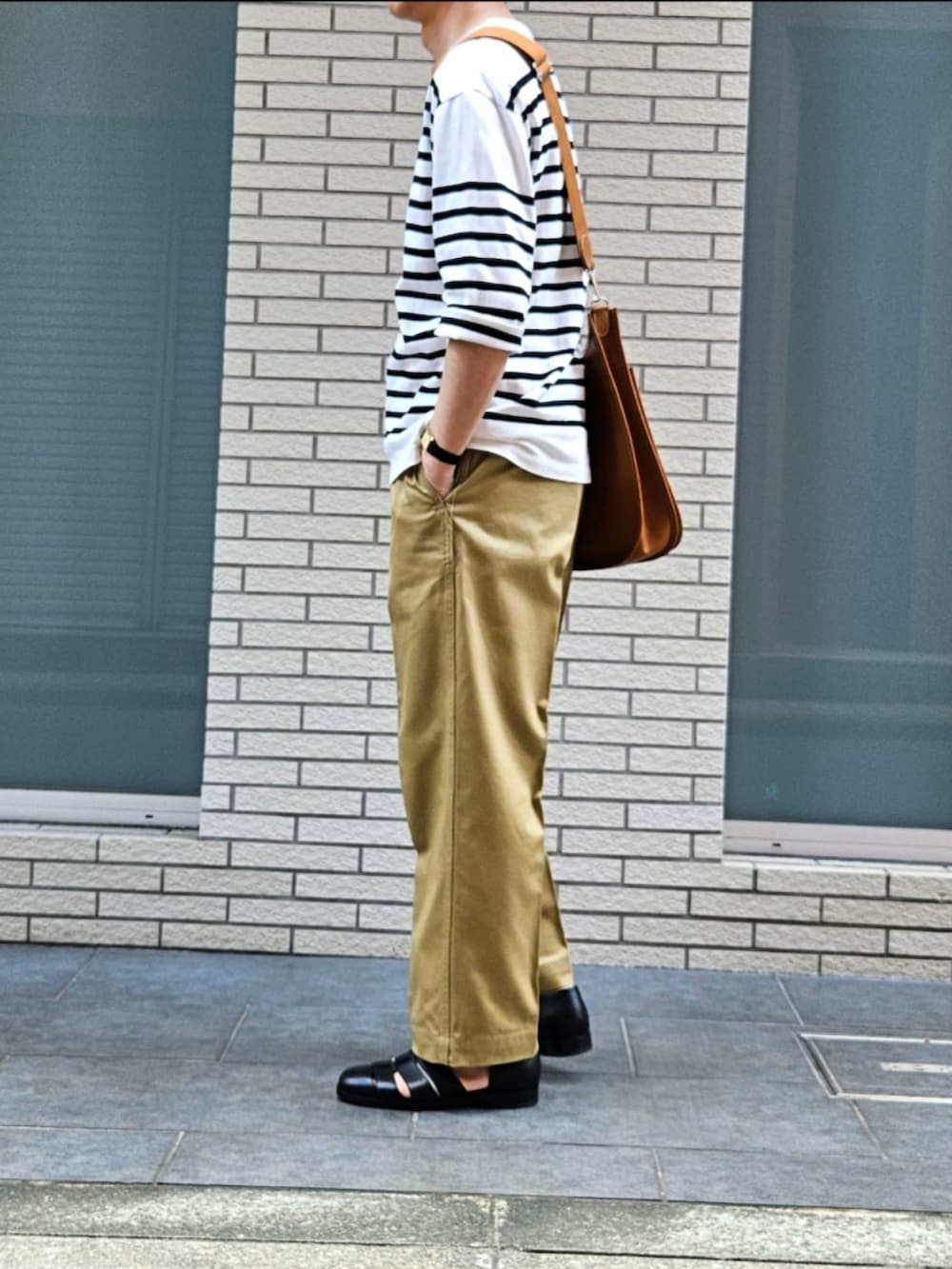 「ボーダー、チノパン、グルカサンダル、今日のコーデ、大人カジュアル、休日コーデ、ootd、ショルダーバッグ、初老のこうでねぇと」｜「HERMESのHERMES エヴリン 母親から妻に渡ったものをたまに貸してもらう（ショルダーバッグ、オレンジ系）」を使った、D・BLUEさん（メンズ・170cm）の夏コーディネートの3枚目の写真