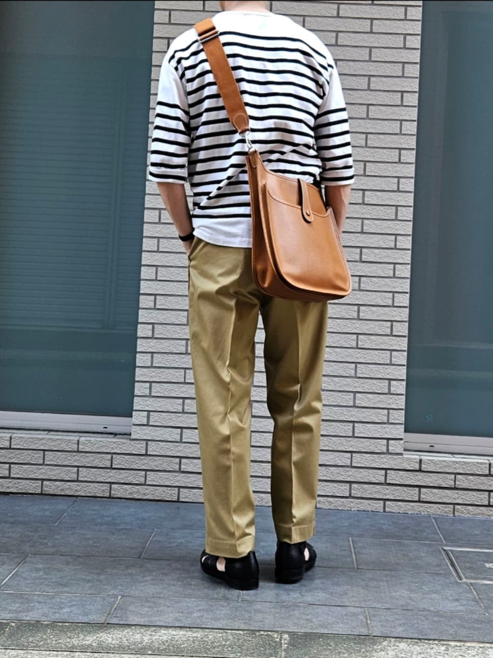 「ボーダー、チノパン、グルカサンダル、今日のコーデ、大人カジュアル、休日コーデ、ootd、ショルダーバッグ、初老のこうでねぇと」｜「HERMESのHERMES エヴリン 母親から妻に渡ったものをたまに貸してもらう（ショルダーバッグ、オレンジ系）」を使った、D・BLUEさん（メンズ・170cm）の夏コーディネートの2枚目の写真
