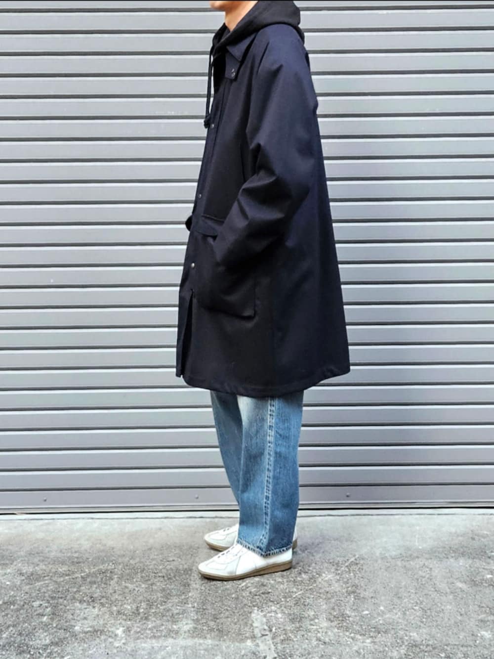「コートスタイル、パーカー、デニムパンツ、ジャーマントレーナー、メンズファッション、大人カジュアル、休日コーデ、シンプルスタイル、初老のこうでねぇと、ootd」｜「STILL BY HANDのSTILL BY HAND 3レイヤーウール 一枚袖Aラインフィールドコート Dark Navy（ステンカラーコート、ブルー系）」を使った、D・BLUEさん（メンズ・170cm）の冬コーディネートの3枚目の写真