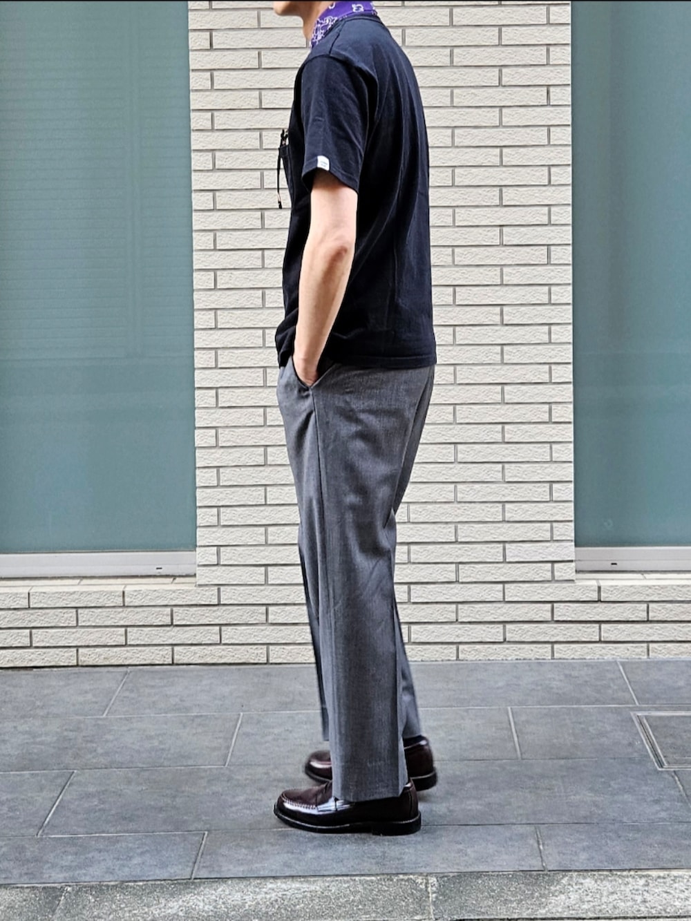 「黒Tシャツ、バンダナ、パープル、スラックス、ローファー、お出かけコーデ、今日のコーデ、大人カジュアル、休日コーデ、初老のこうでねぇと」｜「HAV-A-HANKのHAV-A-HANK ペイズリーバンダナ パープル（バンダナ/スカーフ、パープル系）」を使った、D・BLUEさん（メンズ・170cm）の秋コーディネートの2枚目の写真