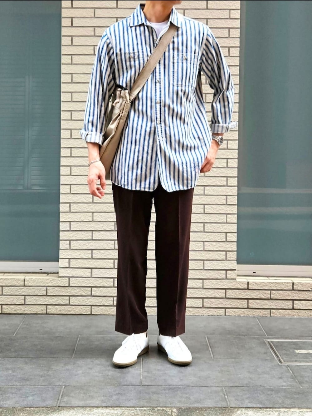 「今日のコーデ、カジュアル、リラックススタイル、初夏コーデ、大人カジュアル、ストライプシャツ、ジャーマントレーナー、ootd、ヘルメットバッグ、おでかけコーデ、初老のこうでねぇと」｜「Polo by Ralph laurenのPolo by Ralph lauren マリンストライプ コットンヘリンボーンシャツ USED（シャツ/ブラウス、ホワイト系）」を使った、D・BLUEさん（メンズ・170cm）の春コーディネートの3枚目の写真