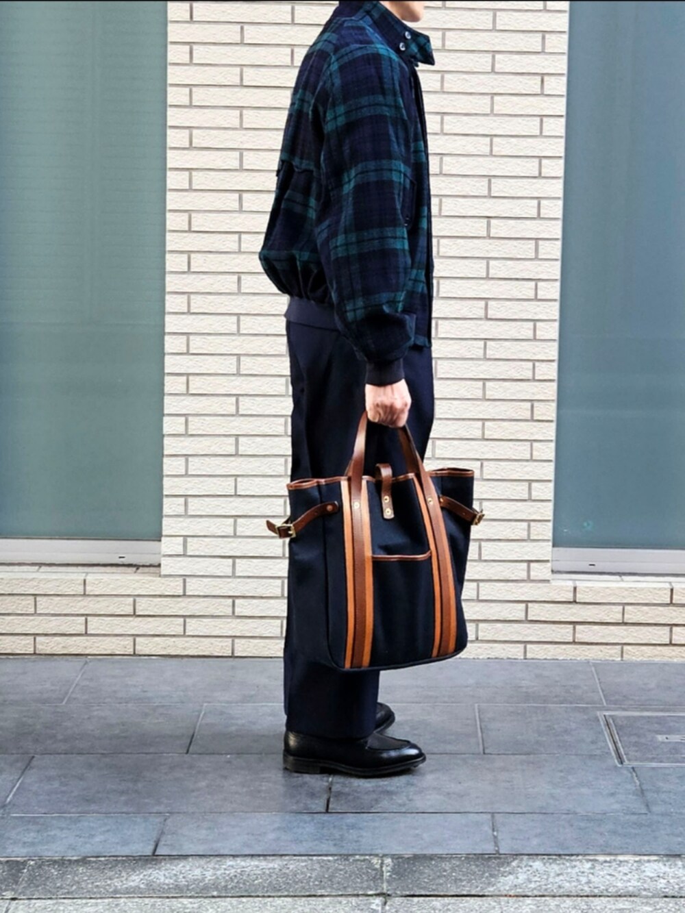 「今日のコーデ、大人カジュアル、休日コーデ、ブラックウォッチ、スラックス、トートバッグ、ネクタイ、ootd、初老のこうでねぇと」｜「BARACUTAのBARACUTA G9 80-90’ｓAEROジップ ウールハリントンジャケット ブラックウォッチ USED（ブルゾン、グリーン系）」を使った、D・BLUEさん（メンズ・170cm）の冬コーディネートの2枚目の写真