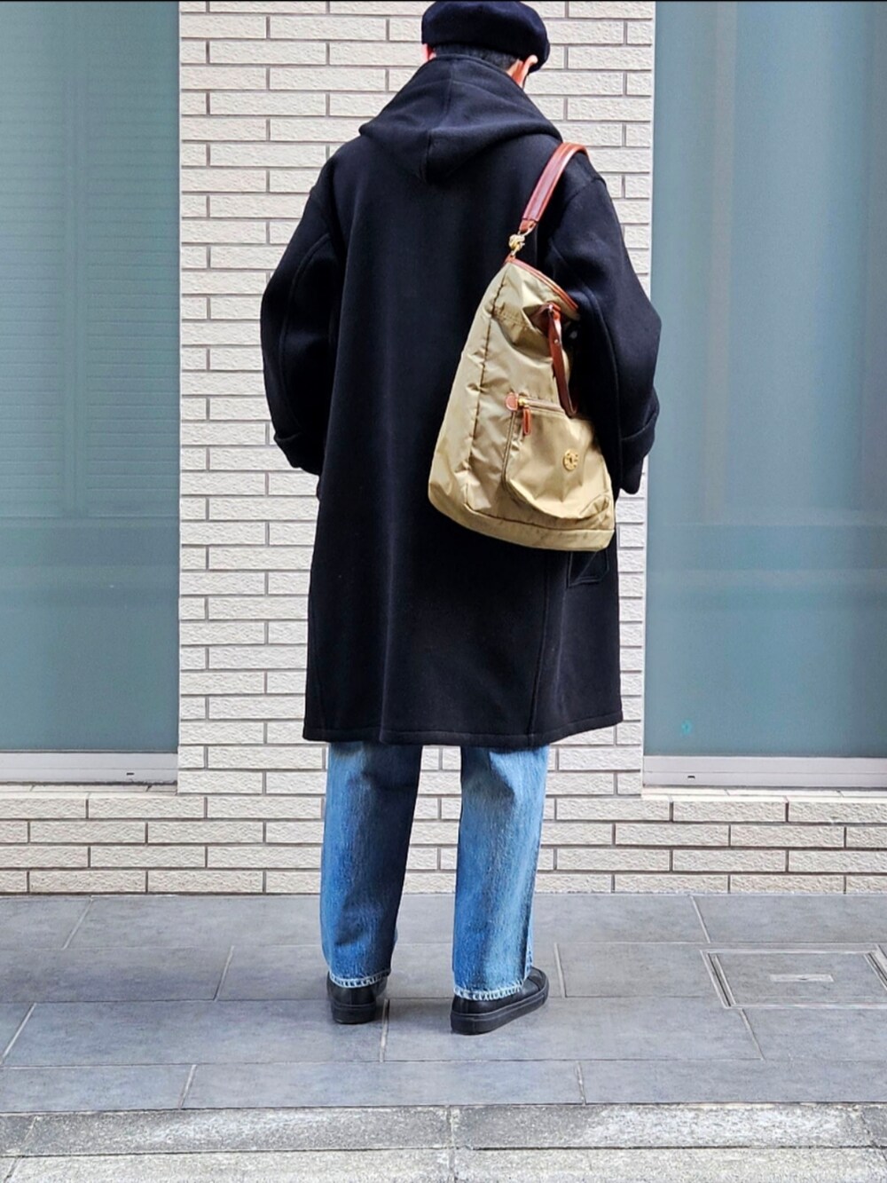 「ベレー帽、ダッフルコート、タートルネックニット、ループタイ、ワイドデニム、ヴィンテージデニム、冬アウター、大人カジュアル、休日コーデ、初老のこうでねぇと、真冬のあったかスタイル」|「AUBERGEのAUBERGE Black&Olive super140's 本パイル ダッフルコート TREVOR(ダッフルコート、ブラック系)」を使った、D・BLUEさん(メンズ・170cm)の冬コーディネートの3枚目の写真