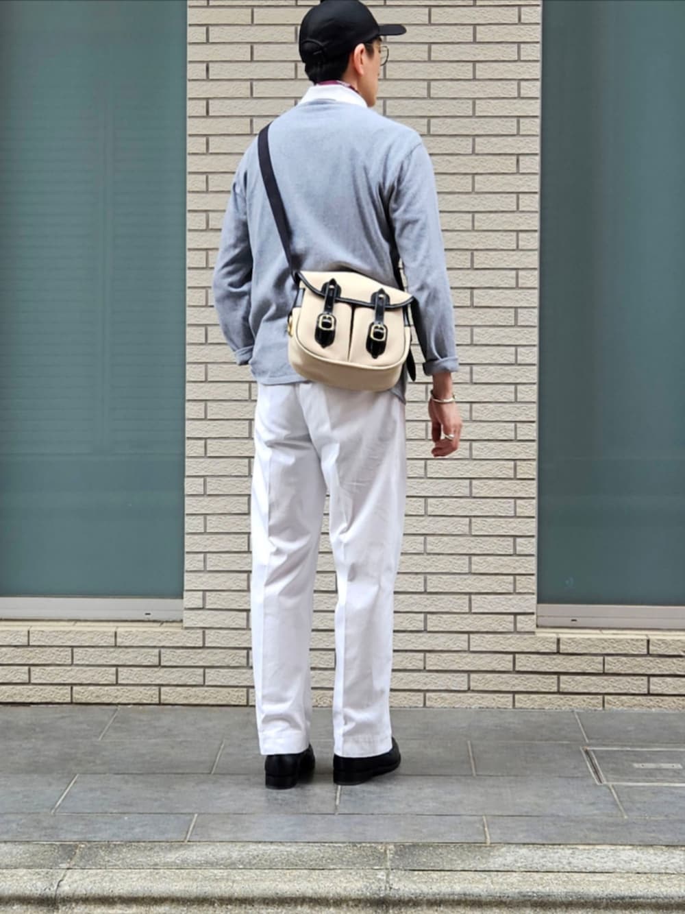 「キャップ、ローファー、白パンツ、バスクシャツ、ポロシャツ、ネッカチーフ、ブレスレット、初老のこうでねぇと、シンプル、メガネ男子、きれいめカジュアル」｜「SAINT JAMESのOUESSANT 杢グレー 仏製 USED（Tシャツ/カットソー、グレー系）」を使った、D・BLUEさん（メンズ・170cm）の夏コーディネートの2枚目の写真