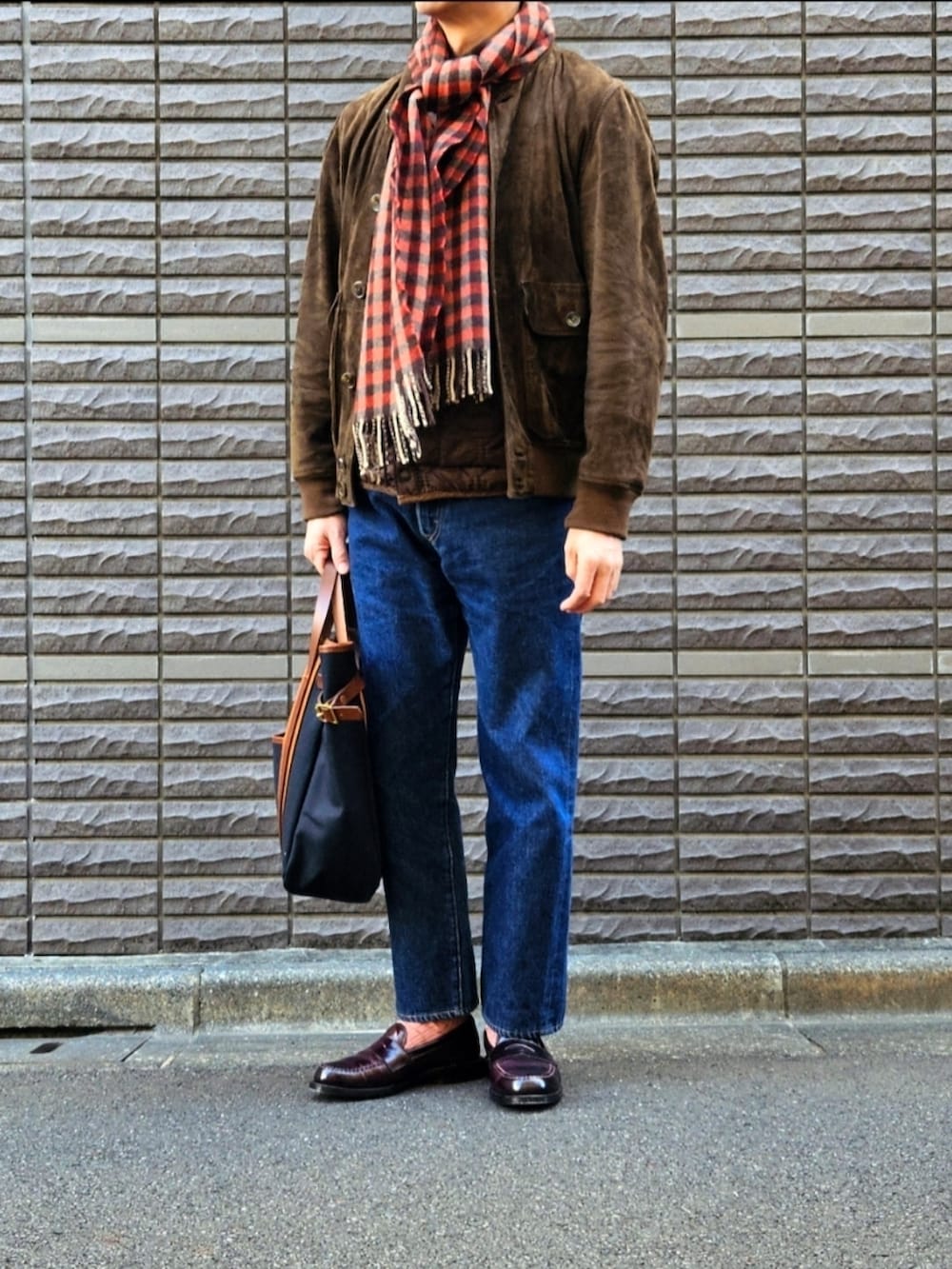 「オトナカジュアル、カジュアルコーデ、冬コーデ、レザージャケット、リーバイス、オールデン、ローファー、ベスト、マフラー、ootd、初老のこうでねぇと」｜「ENRICO MANDELLIのENRICOMANDELLI ヴァルスタリーノタイプ vintageスエードレザーブルゾン ブラウンカーキ（ブルゾン、ブラウン系）」を使った、D・BLUEさん（メンズ・170cm）の冬コーディネートの2枚目の写真