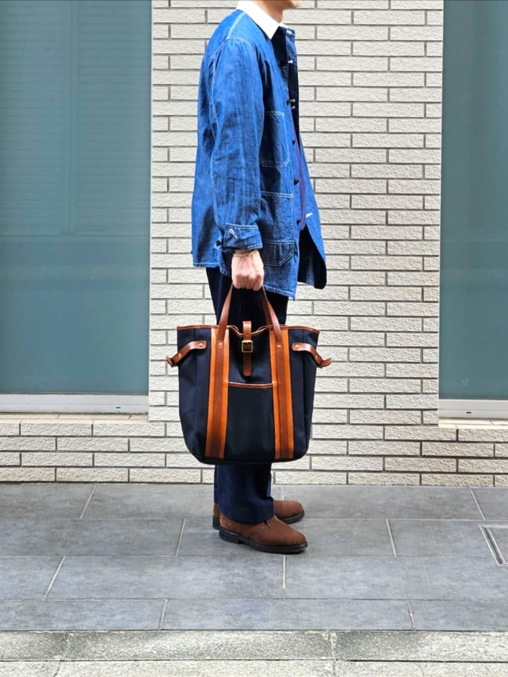 ブルー系のカバーオール、ブルー系のスウェット、ブルー系のチノパンツを着用したメンズの秋コーディネートの2枚目の写真