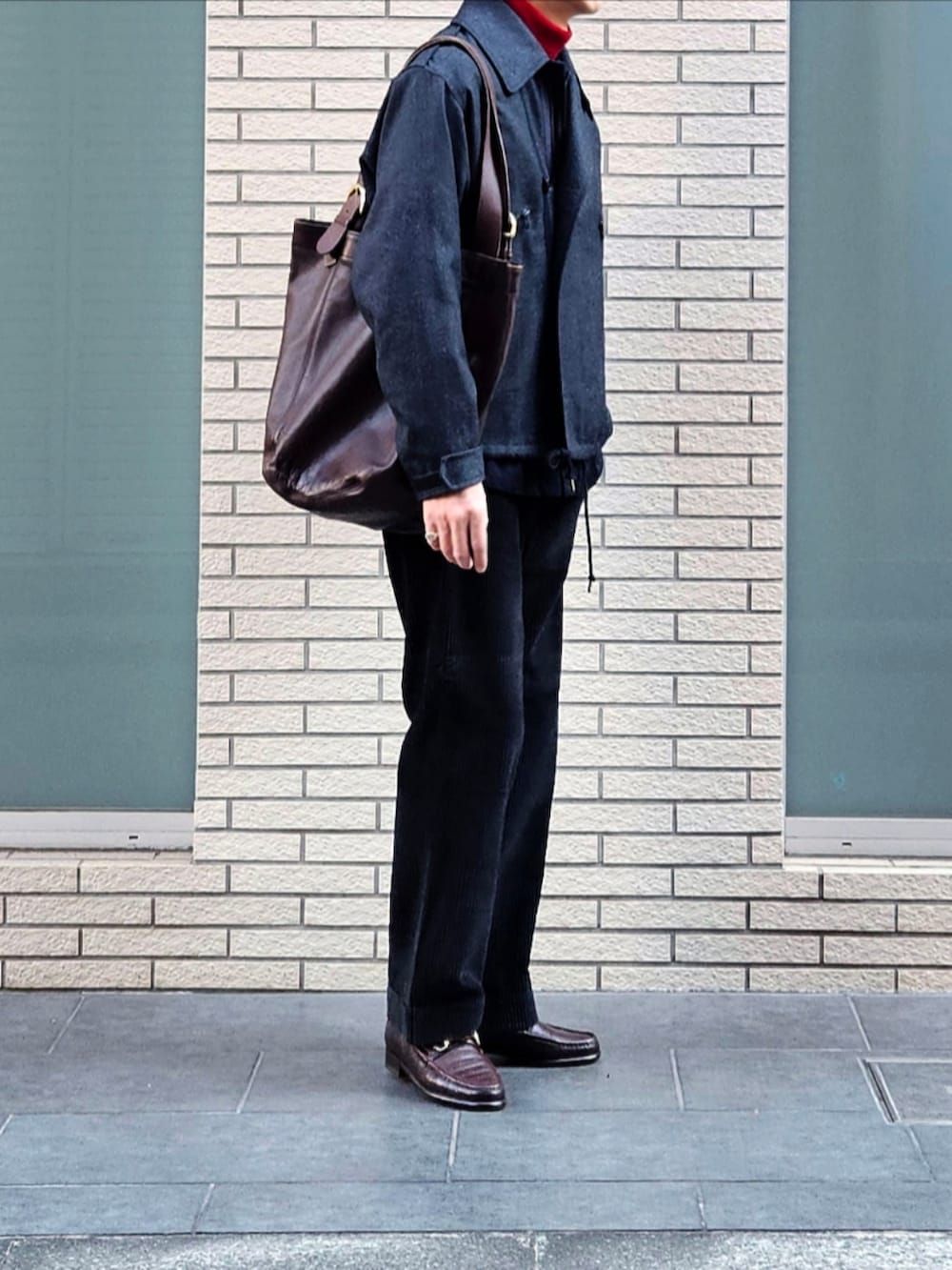 グレー系のミリタリージャケット、ブルー系のミリタリージャケット、レッド系のニット/セーターを着用したメンズの冬コーディネートの2枚目の写真