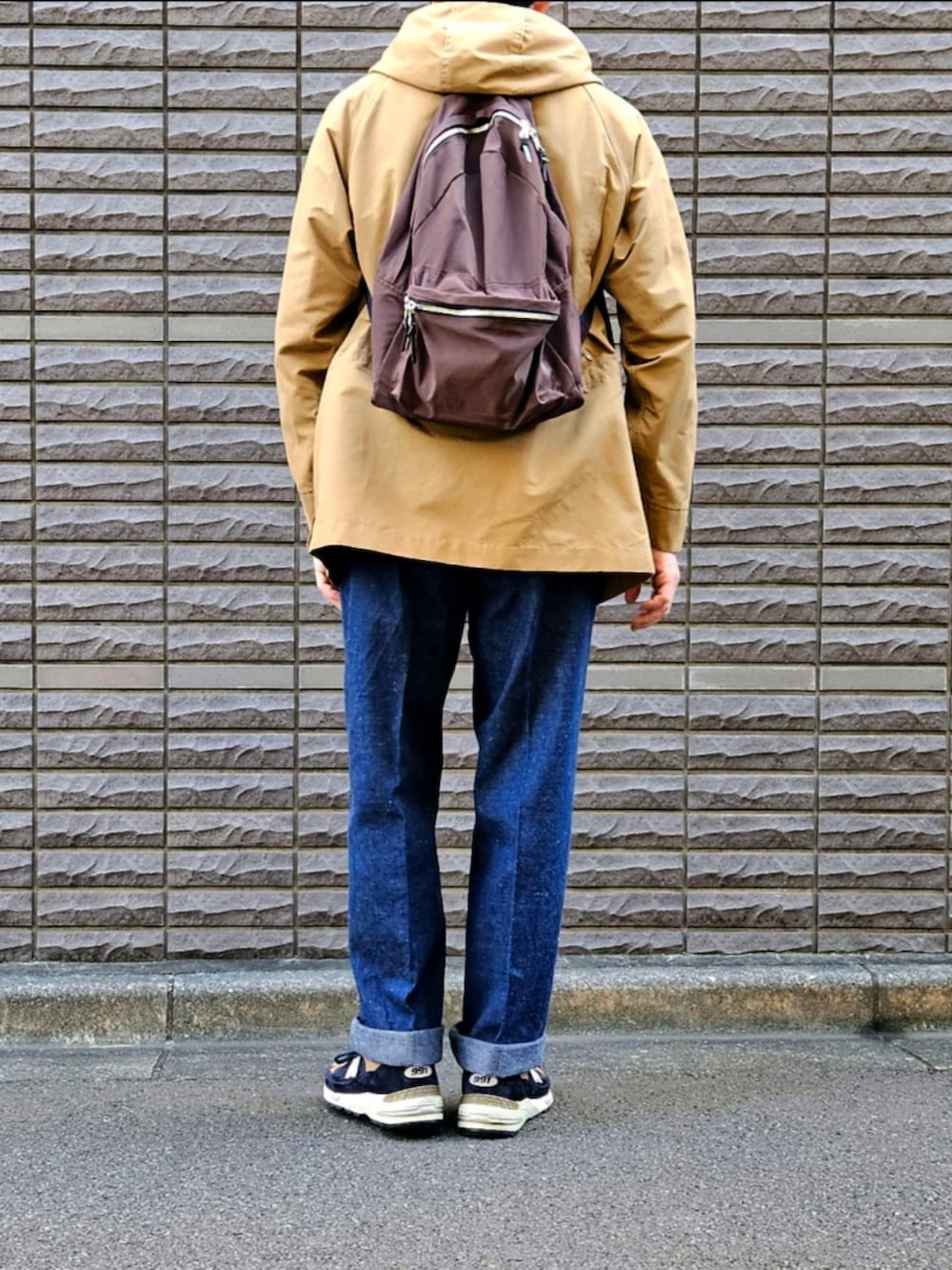 「古着MIX、マウンテンパーカー、スウェット、デニムパンツ、今日のコーデ、大人カジュアル、休日コーデ、ニューバランス、ootd、初老のこうでねぇと」｜「WOOLRICHのWOOLRICH BEAMS F 別注 マウンテンパーカ CORDURA ロクヨンクロス コットンナイロン（マウンテンパーカー、ベージュ系）」を使った、D・BLUEさん（メンズ・170cm）の秋コーディネートの2枚目の写真