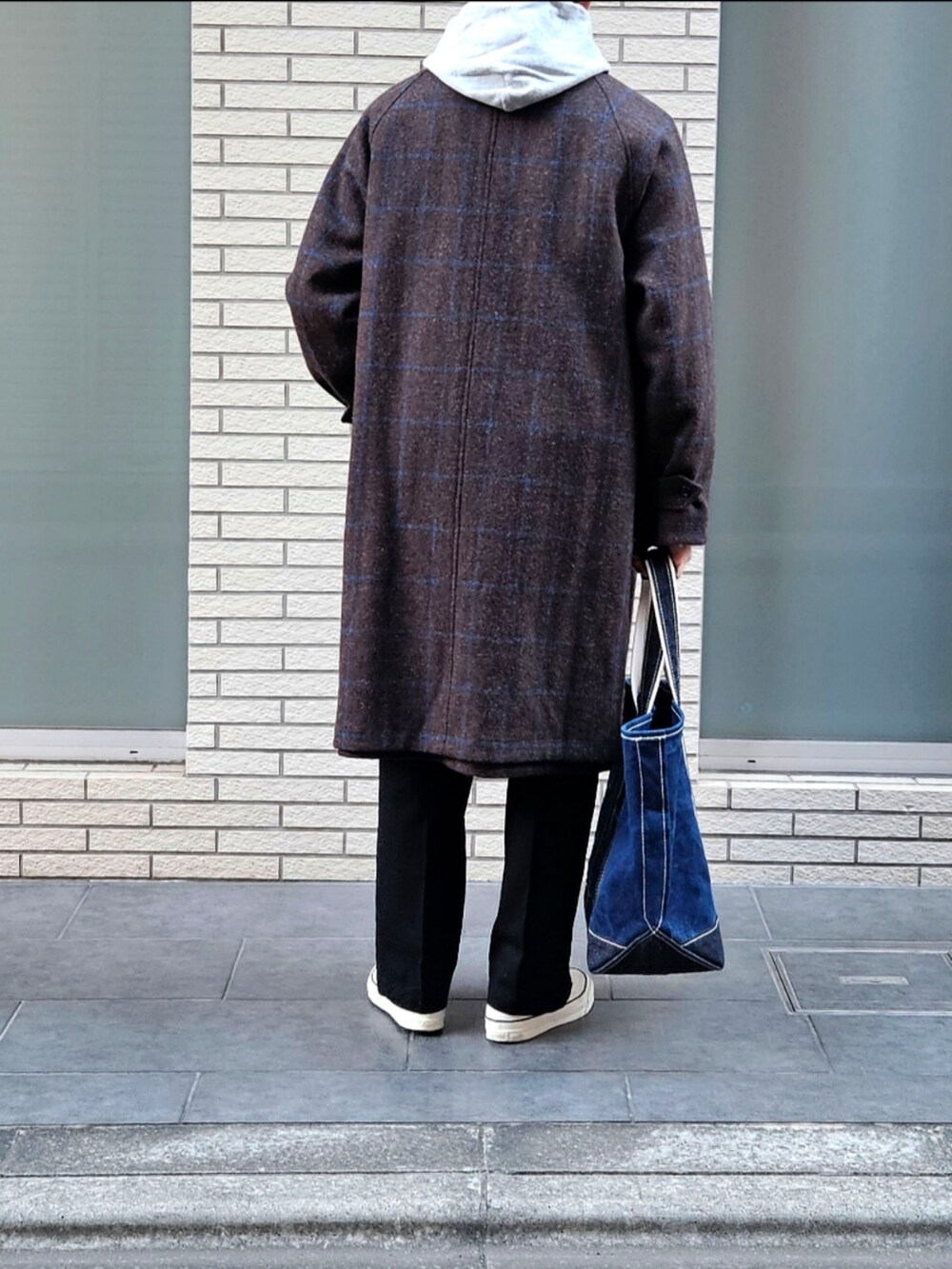 「リバーシブルコート、デニムジャケット、パーカー、カーゴパンツ、デッキシューズ、トートバッグ、冬アウター、大人カジュアル、休日コーデ、初老のこうでねぇと」｜「ANATOMICAのANATOMICA 一枚袖バルマカーンコート リバーシブル 19FW USED（ステンカラーコート、ブラウン系）」を使った、D・BLUEさん（メンズ・170cm）の冬コーディネートの3枚目の写真