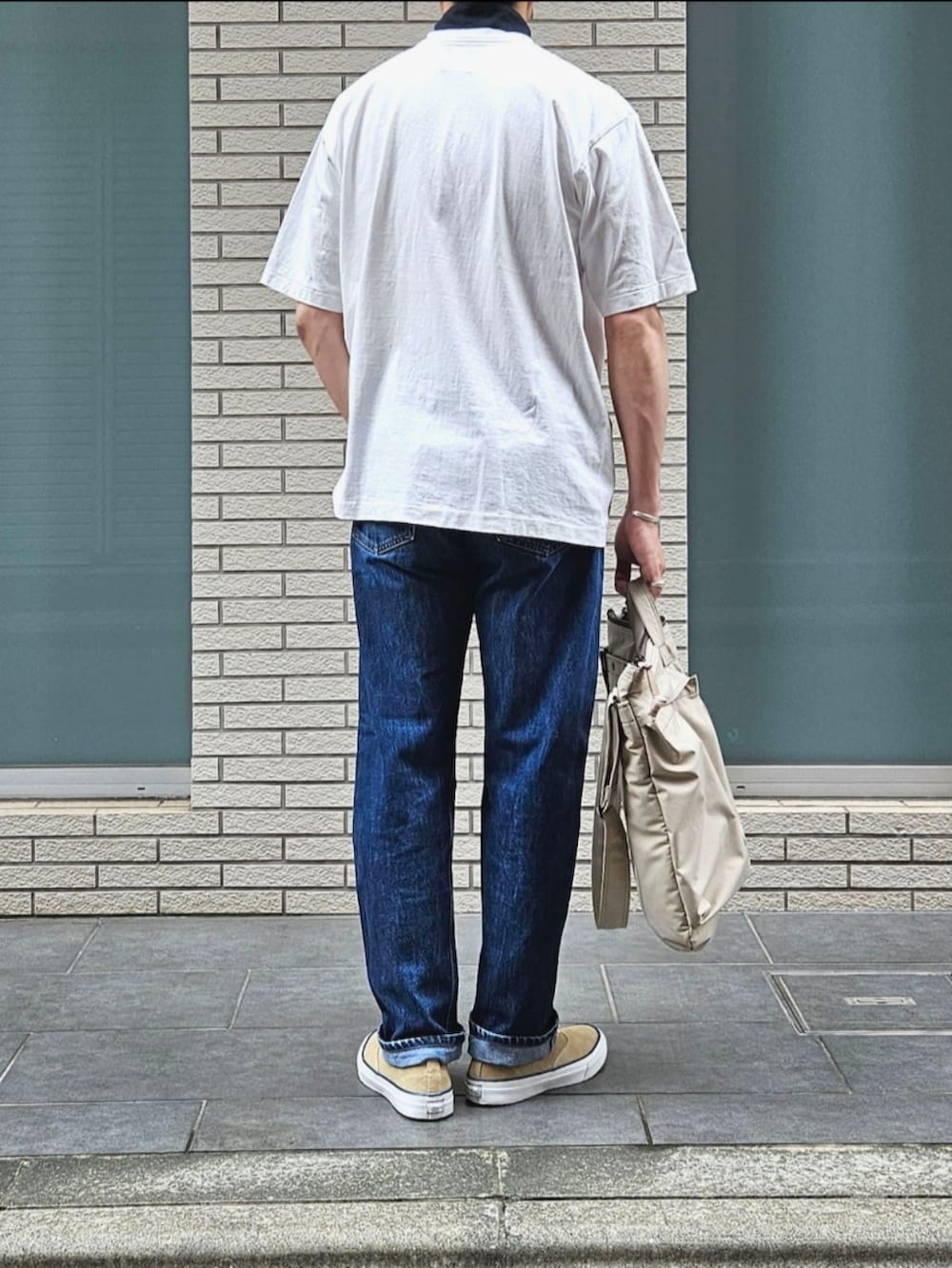 「今日のコーデ、大人カジュアル、休日コーデ、古着MIX、サングラス、501、リーバイス、ヘルメットバッグ、白Tシャツ、初老のこうでねぇと、シンプル」|「M.I.D.AのM.I.D.A ヘビーウェイト ポケットT(Tシャツ/カットソー、ホワイト系)」を使った、D・BLUEさん(メンズ・170cm)の夏コーディネートの3枚目の写真