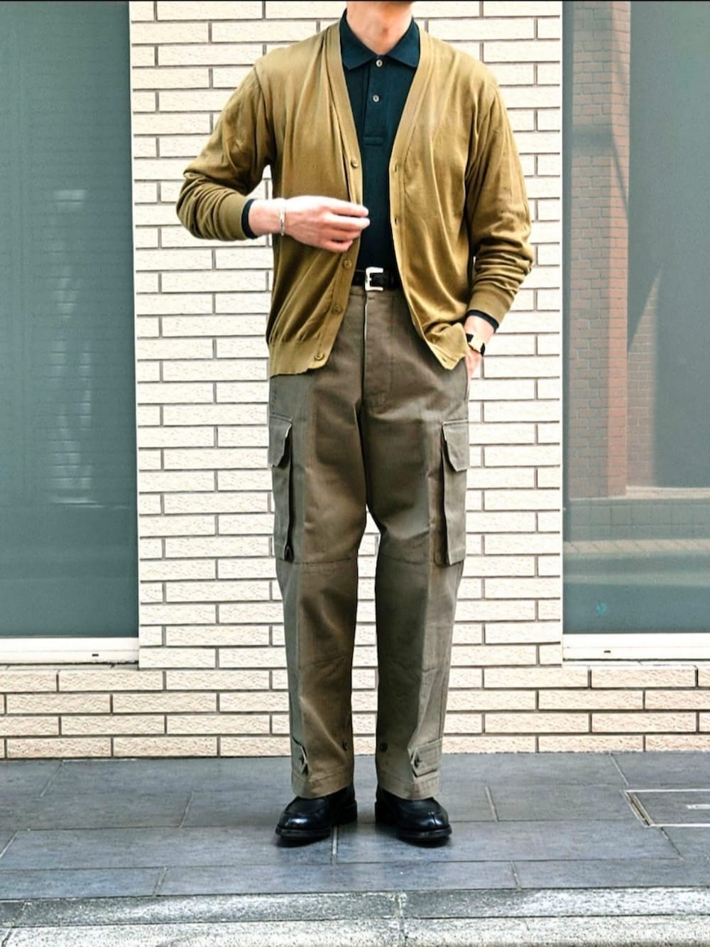 「グリーンコーデ、大人カジュアル、春ファッション、お出かけコーデ、休日スタイル、カーディガン、ミリタリーパンツ、ootd、メンズコーデ、初老のこうでねぇと」|「JOHN SMEDLEYのJOHN SMEDLEY 30ゲージ SEA ISLAND COTTON カーディガン WILLOW GREEN(カーディガン/ボレロ、グリーン系)」を使った、D・BLUEさん(メンズ・170cm)の春コーディネートの2枚目の写真