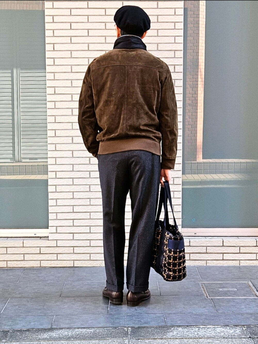 「ベレー帽、マフラー、今日のコーデ、大人カジュアル、休日コーデ、ビットローファー、マルニポーター、レザージャケット、スラックス、初老のこうでねぇと」｜「PIACENZAのPIACENZA ブラック×グレー カシミアシルク Wフェイスマフラー（マフラー、ブラック系）」を使った、D・BLUEさん（メンズ・170cm）の冬コーディネートの3枚目の写真