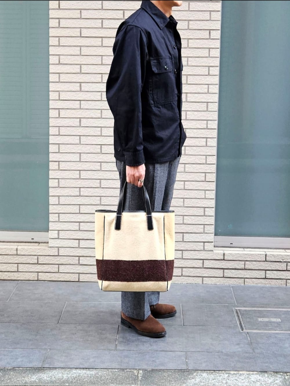 「今日のコーデ、大人カジュアル、休日コーデ、ベスト、ootd、初老のこうでねぇと、ウールパンツ、トートバッグ、チャッカブーツ」｜「A VONTADEのA VONTADE ブラックヘリンボーン ユーティリティジャケット（その他アウター、ブラック系）」を使った、D・BLUEさん（メンズ・170cm）の秋コーディネートの2枚目の写真