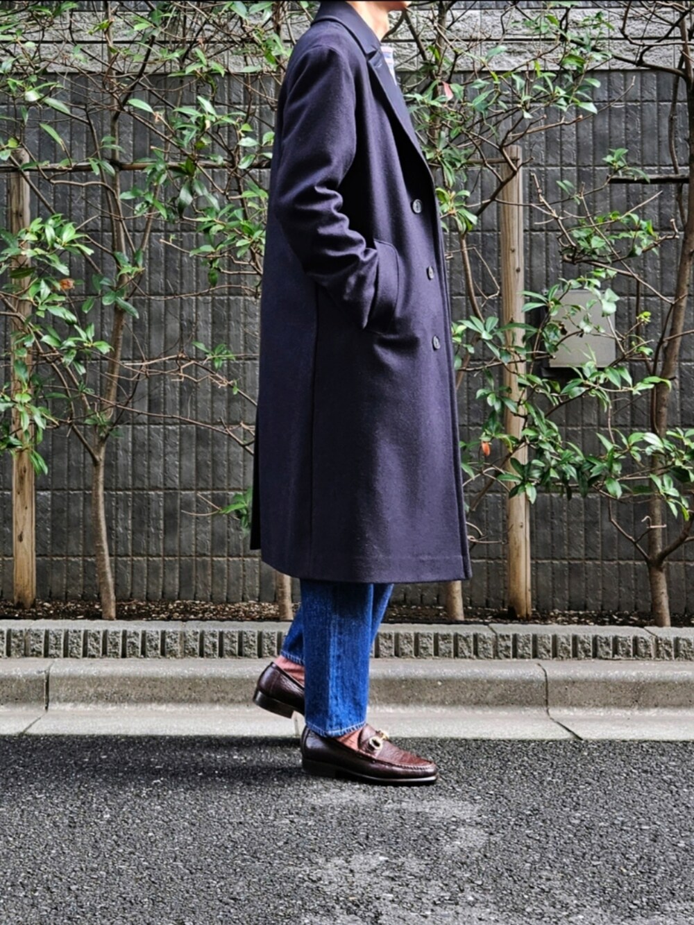 「休日スタイル、オトナカジュアル、コート、紺ブレ、ジーンズ、デニムパンツ、ootd、メンズコーデ、ビットローファー、バスクシャツ、初老のこうでねぇと」｜「HEVOのHEVO アルスターベルテッドコート OSTUNI NAVY（チェスターコート、ブルー系）」を使った、D・BLUEさん（メンズ・170cm）の冬コーディネートの3枚目の写真
