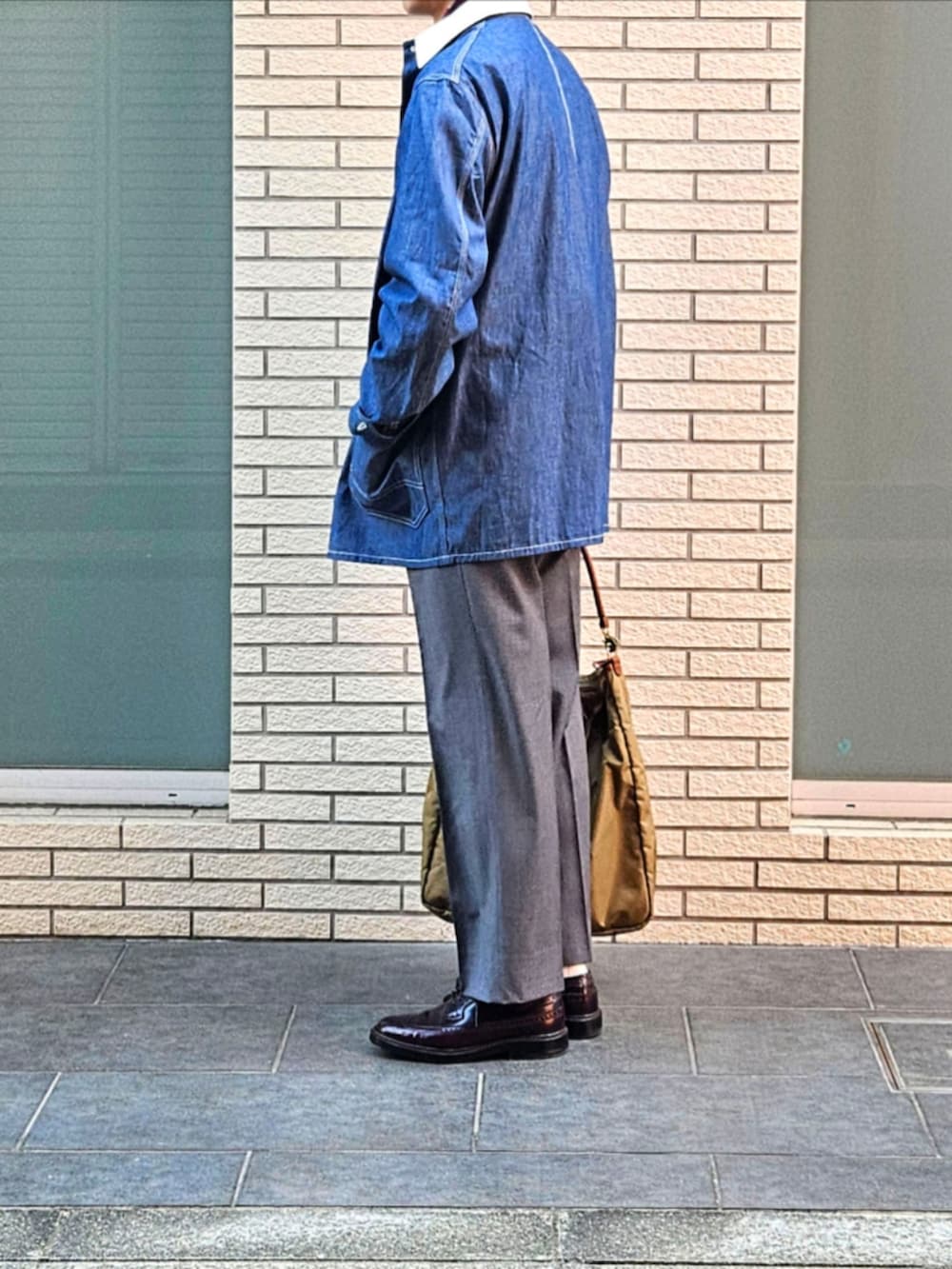 「カバーオール、シャンブレー、ベレー帽×メガネ、大人カジュアル、休日コーデ、ネッカチーフ、ストライプシャツ、初老のこうでねぇと、フレンチワーク、革靴、最近のいい感じコーデ」｜「Bon Vieux のBon Vieux detachable collar シャンブレーカバーオール（カバーオール、ブルー系）」を使った、D・BLUEさん（メンズ・170cm）の春コーディネートの3枚目の写真