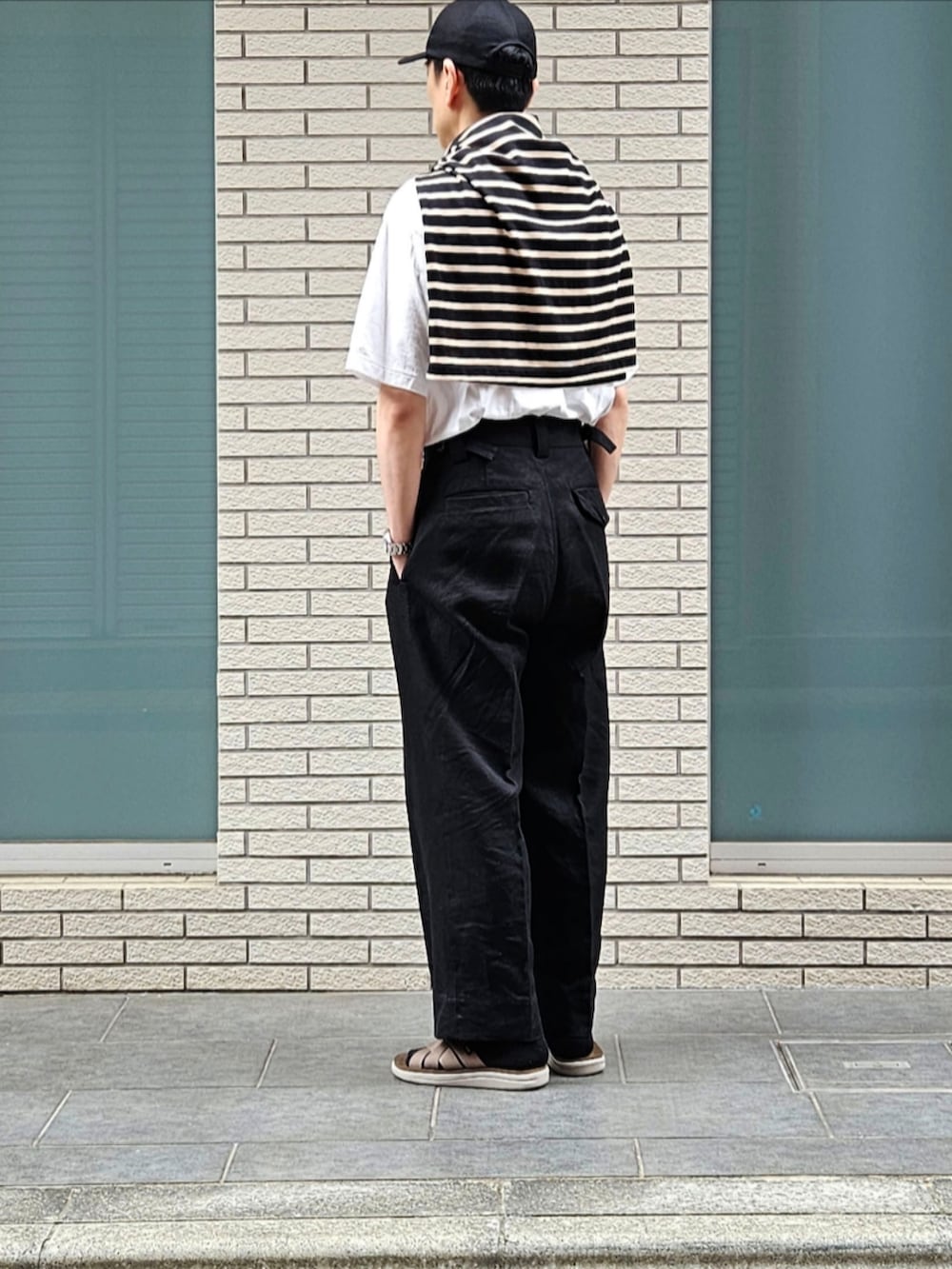 「キャップ、白Tシャツ、肩掛け、バスクシャツ、リネンパンツ、サンダル、大人カジュアル、初老のこうでねぇと、シンプル、モノトーン、メガネ男子」|「AUBERGEのAUBERGE COCO ブラック×ベージュ ブルトンシャツ USED (Tシャツ/カットソー、ブラック系)」を使った、D・BLUEさん(メンズ・170cm)の夏コーディネートの4枚目の写真